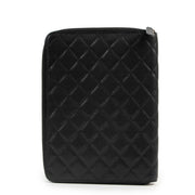 This Chanel Black Caviar Quilted Zip Around Notebook Agenda Cover is available at Labellov in just as new condition online or in store at Labellov Antwerp