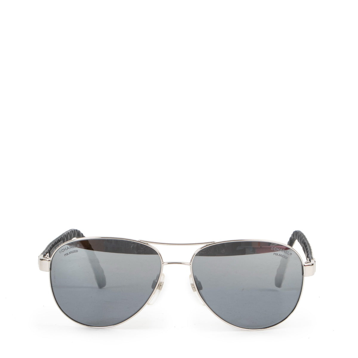 Buy online authentic second hand white polarized Aviator Chanel 4204-Q sun glasses in very good condition at Labellov in Antwerp.