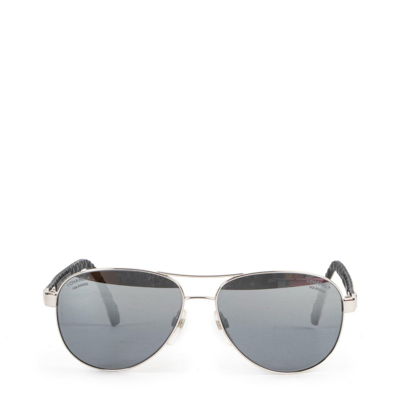Buy online authentic second hand white polarized Aviator Chanel 4204-Q sun glasses in very good condition at Labellov in Antwerp.