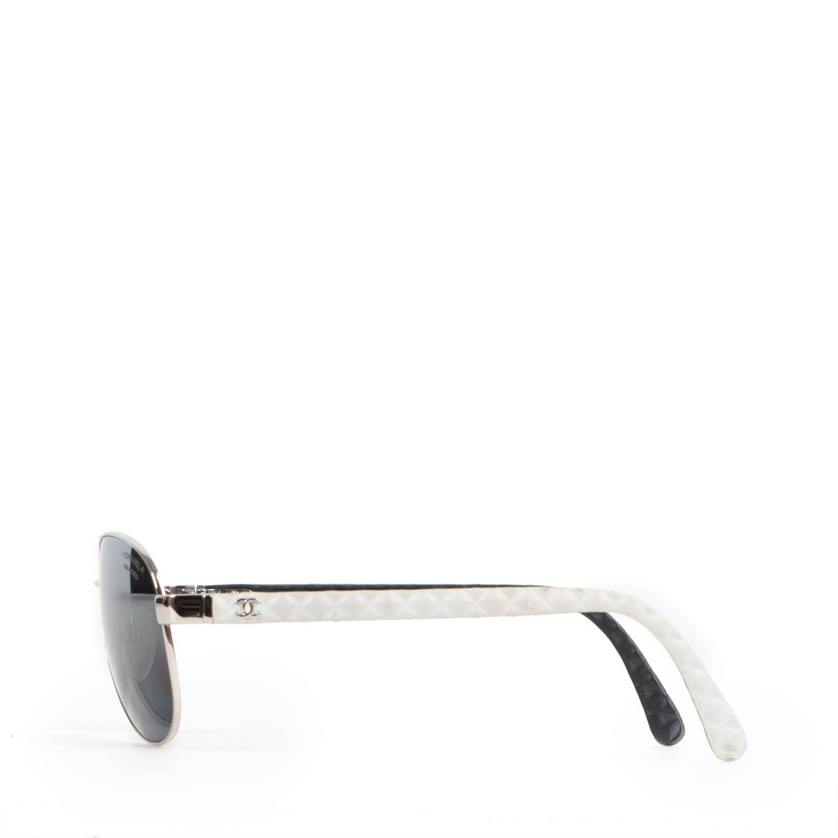 Buy online authentic second hand white polarized Aviator Chanel 4204-Q sun glasses in very good condition at Labellov in Antwerp.