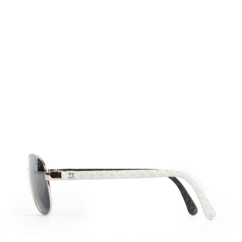 Buy online authentic second hand white polarized Aviator Chanel 4204-Q sun glasses in very good condition at Labellov in Antwerp.
