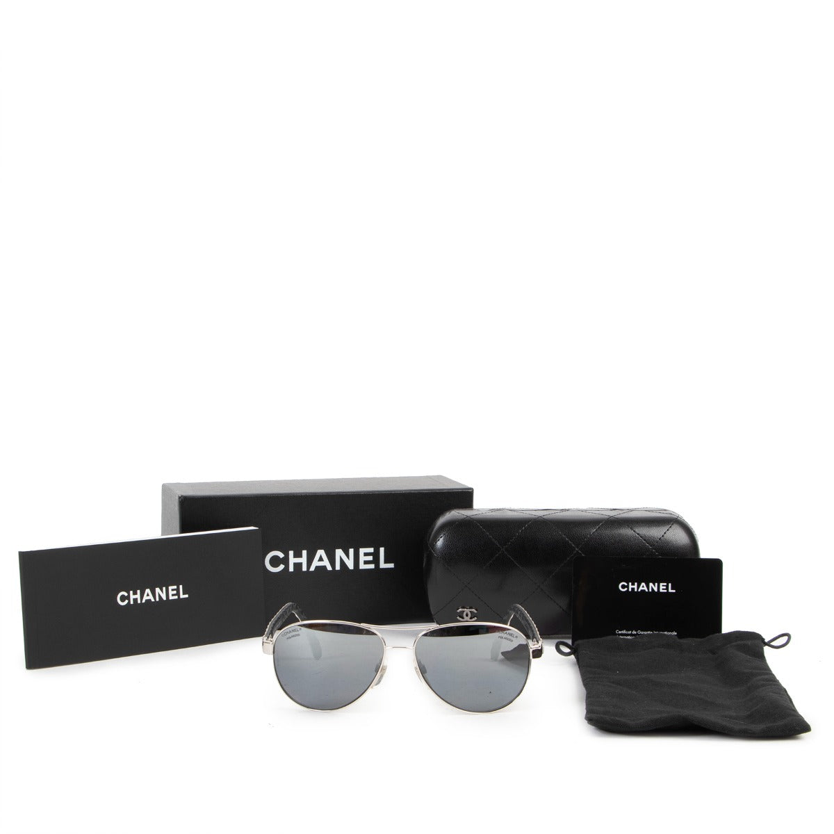 Buy online authentic second hand white polarized Aviator Chanel 4204-Q sun glasses in very good condition at Labellov in Antwerp.