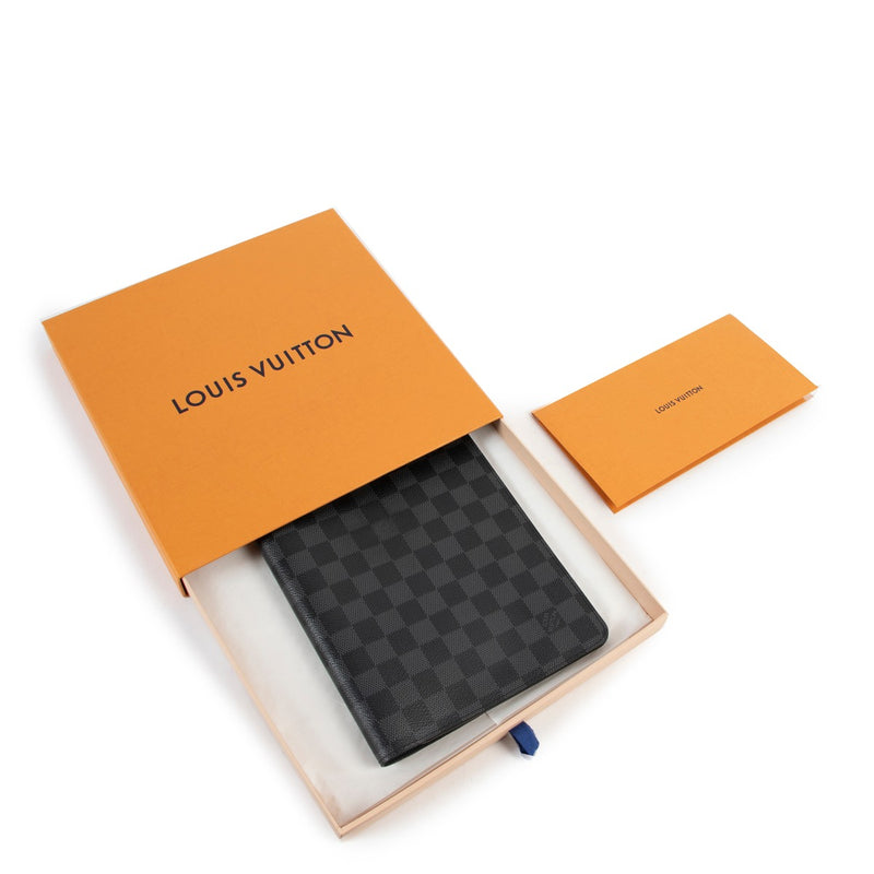 Get this Louis Vuitton Damier Graphite Canvas Desk Agenda Cover at Labellov in very good condition and with no immediate sign of use online or in store in Antwerp.