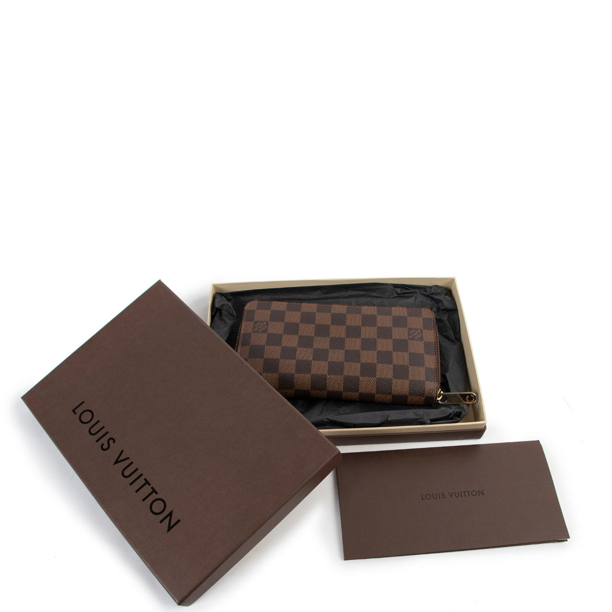 This Louis Vuitton Damier Ebene Canvas Zippy Organizer is available at Labellov in store or online in very good condition. Get it at Labellov Luxury where you can find many different items of Louis Vuitton in extremely good condition