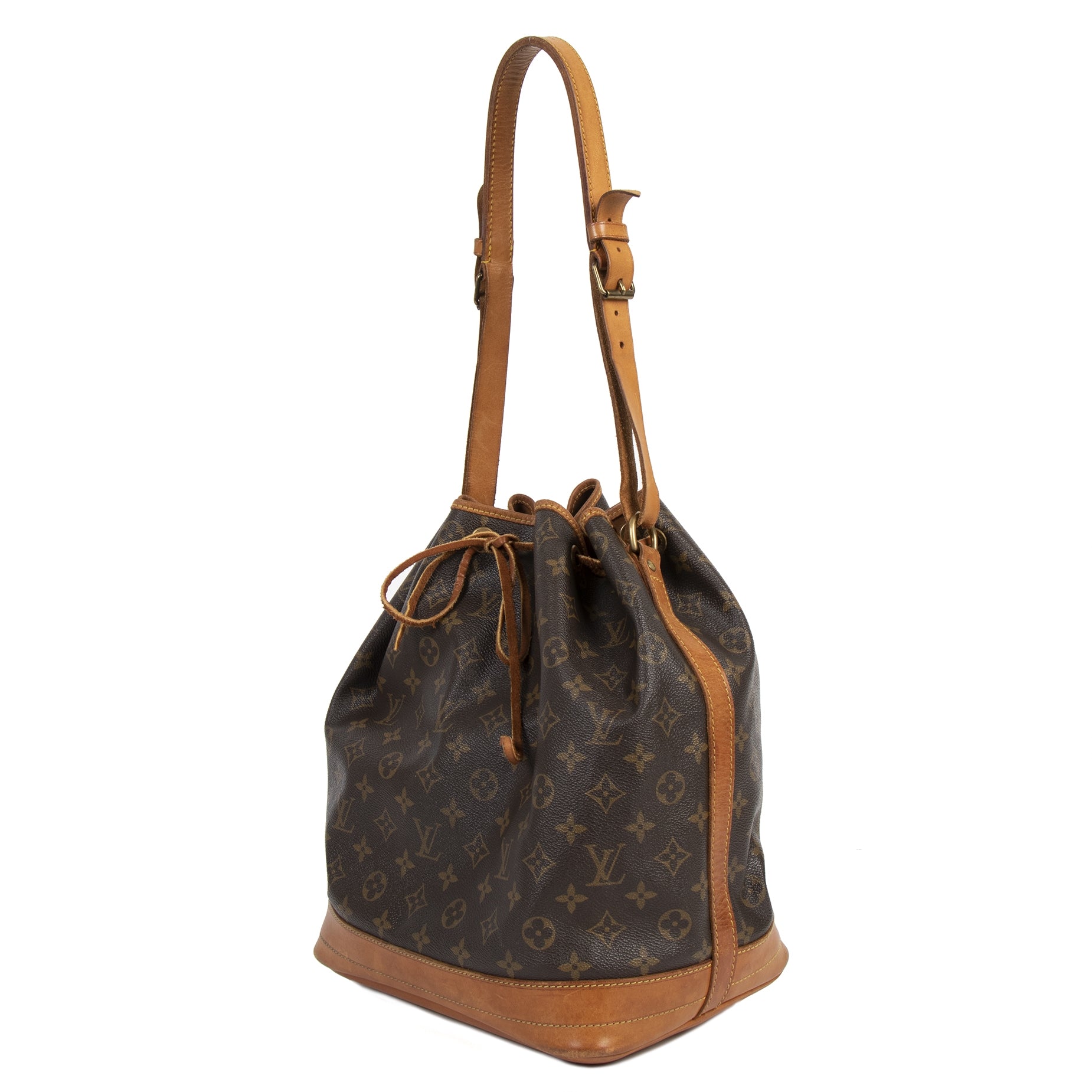 Buy authentic secondhand Louis Vuitton Monogram Noé Bucket Bag at the right price at LabelLOV vintage webshop. Safe and secure online shopping. Koop authentieke tweedehands Louis Vuitton Monogram Noé Bucket Bag met de juiste prijs bij LabelLOV