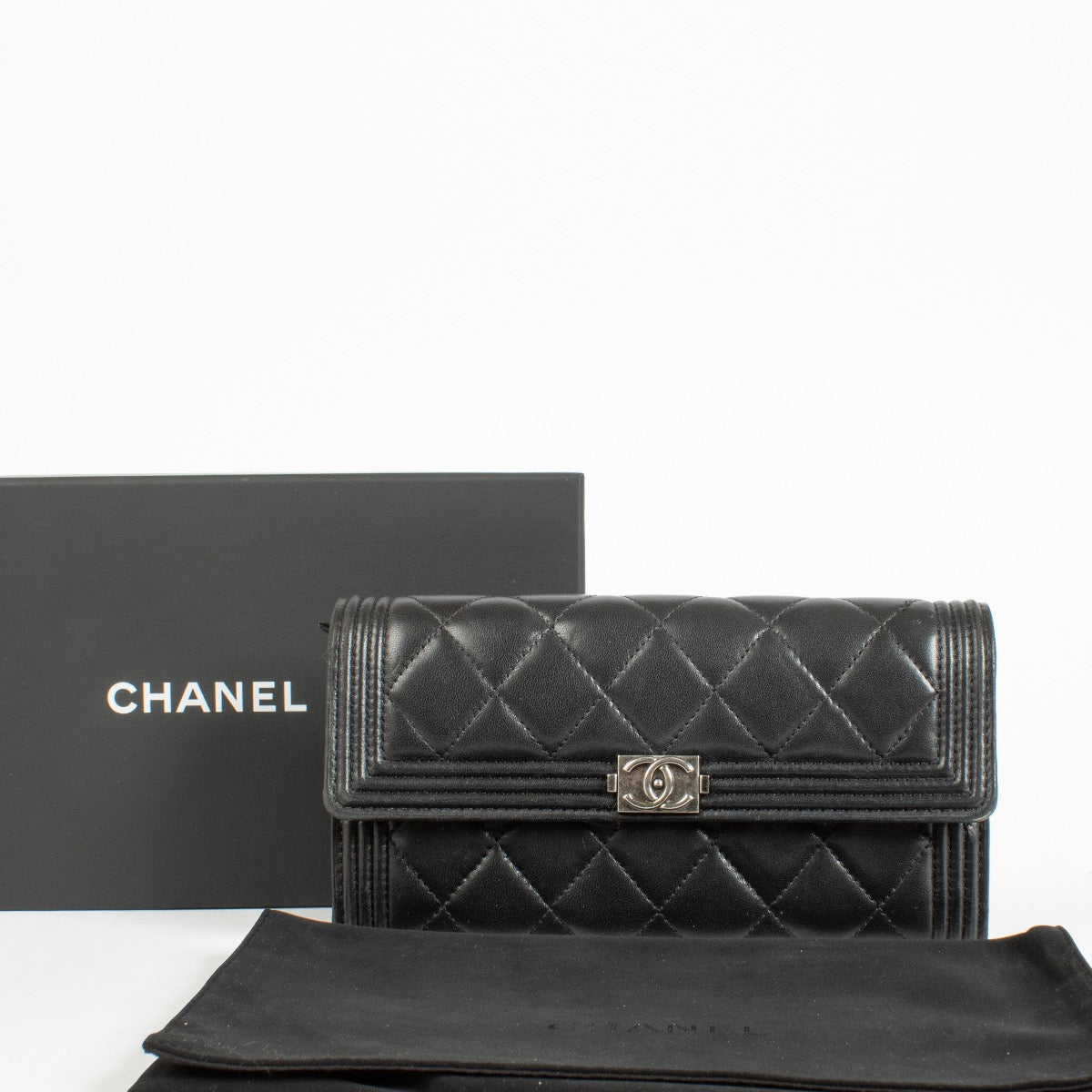 Chanel Zwarte Lamsleren Boy Chanel Grote Portemonnee met Overslag