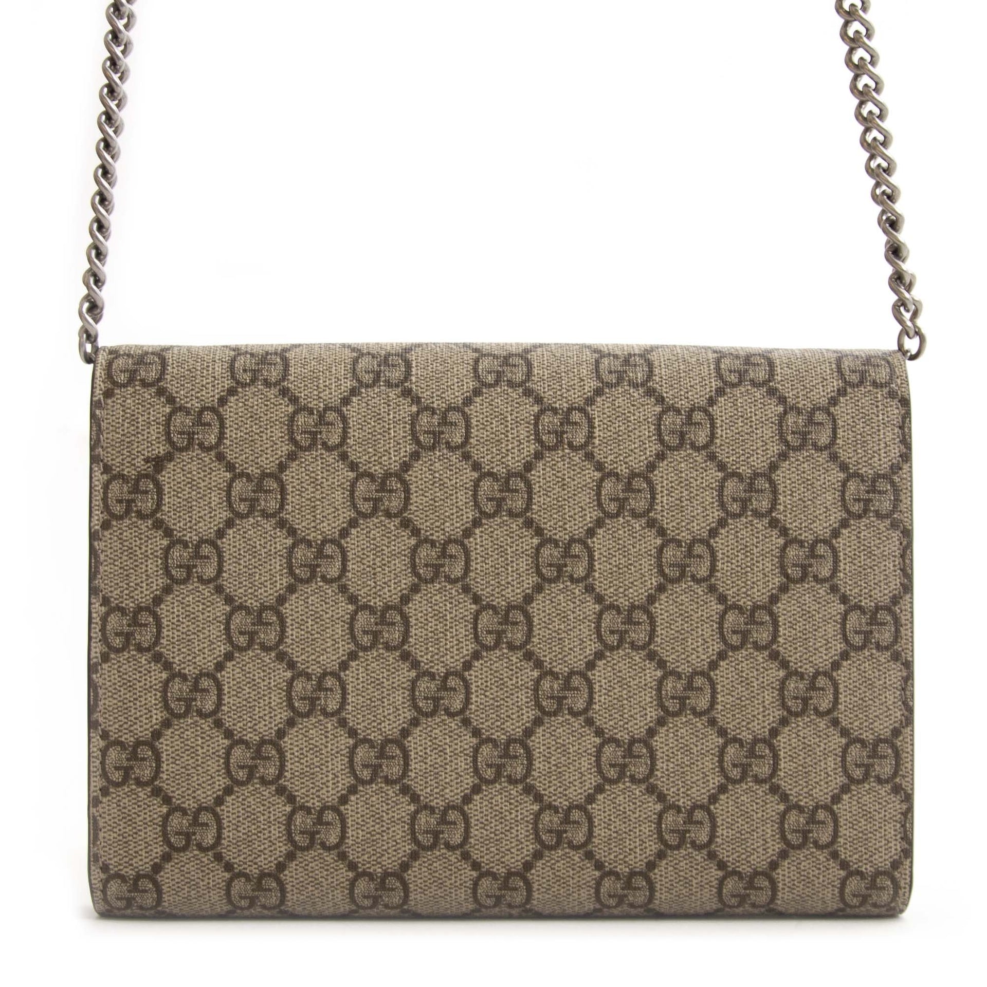 Buy this authentic second hand vintage Gucci Dionysus GG Supreme chain wallet at online webshop LabelLOV. Safe and secure shopping. Koop deze authentieke tweedehands vintage Gucci Dionysus GG Supreme chain wallet bij online webshop LabelLOV.