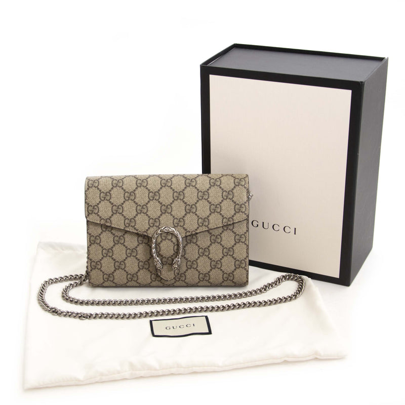 Buy this authentic second hand vintage Gucci Dionysus GG Supreme chain wallet at online webshop LabelLOV. Safe and secure shopping. Koop deze authentieke tweedehands vintage Gucci Dionysus GG Supreme chain wallet bij online webshop LabelLOV.