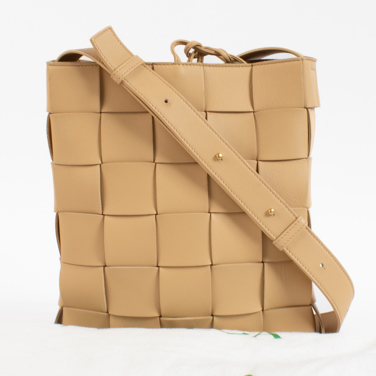 Shop safe online at Labellov in Antwerp, Brussels and KNokke this 100% authentic second hand Bottega Veneta Beige Cassette Messenger Bag
