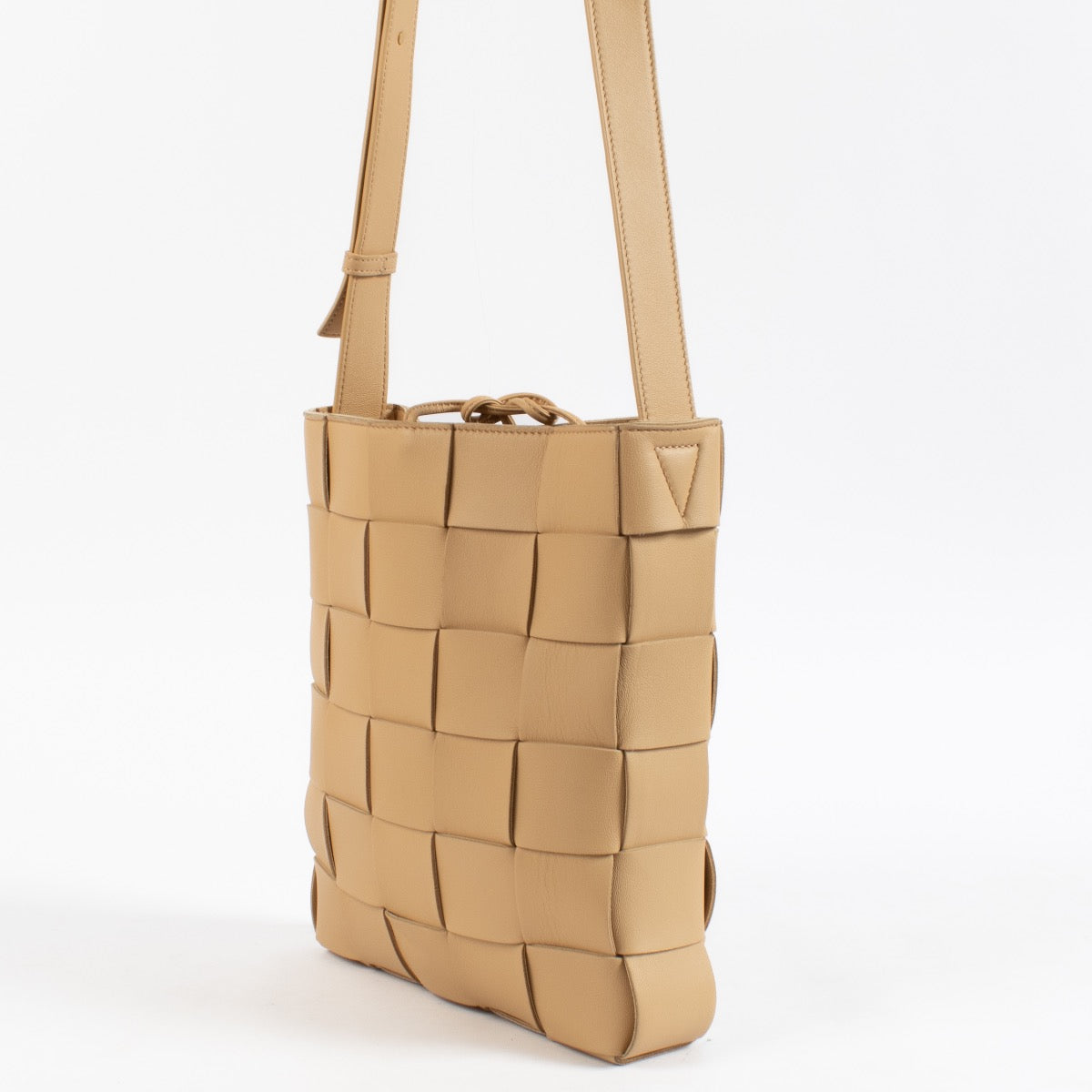 Shop safe online at Labellov in Antwerp, Brussels and KNokke this 100% authentic second hand Bottega Veneta Beige Cassette Messenger Bag