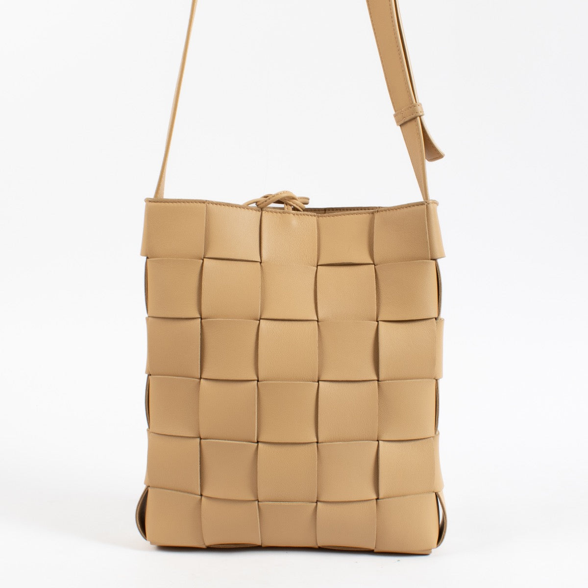 Shop safe online at Labellov in Antwerp, Brussels and KNokke this 100% authentic second hand Bottega Veneta Beige Cassette Messenger Bag