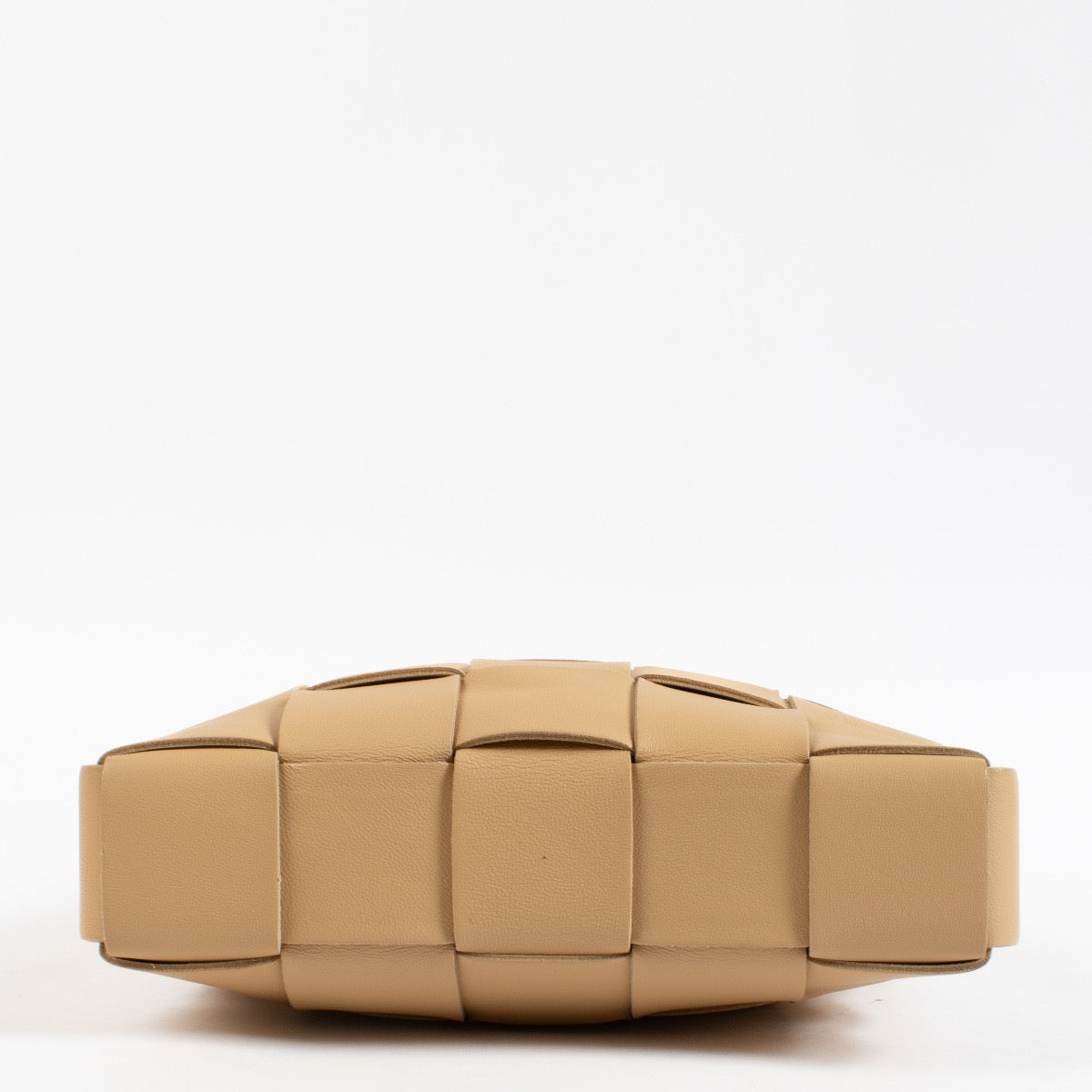 Shop safe online at Labellov in Antwerp, Brussels and KNokke this 100% authentic second hand Bottega Veneta Beige Cassette Messenger Bag