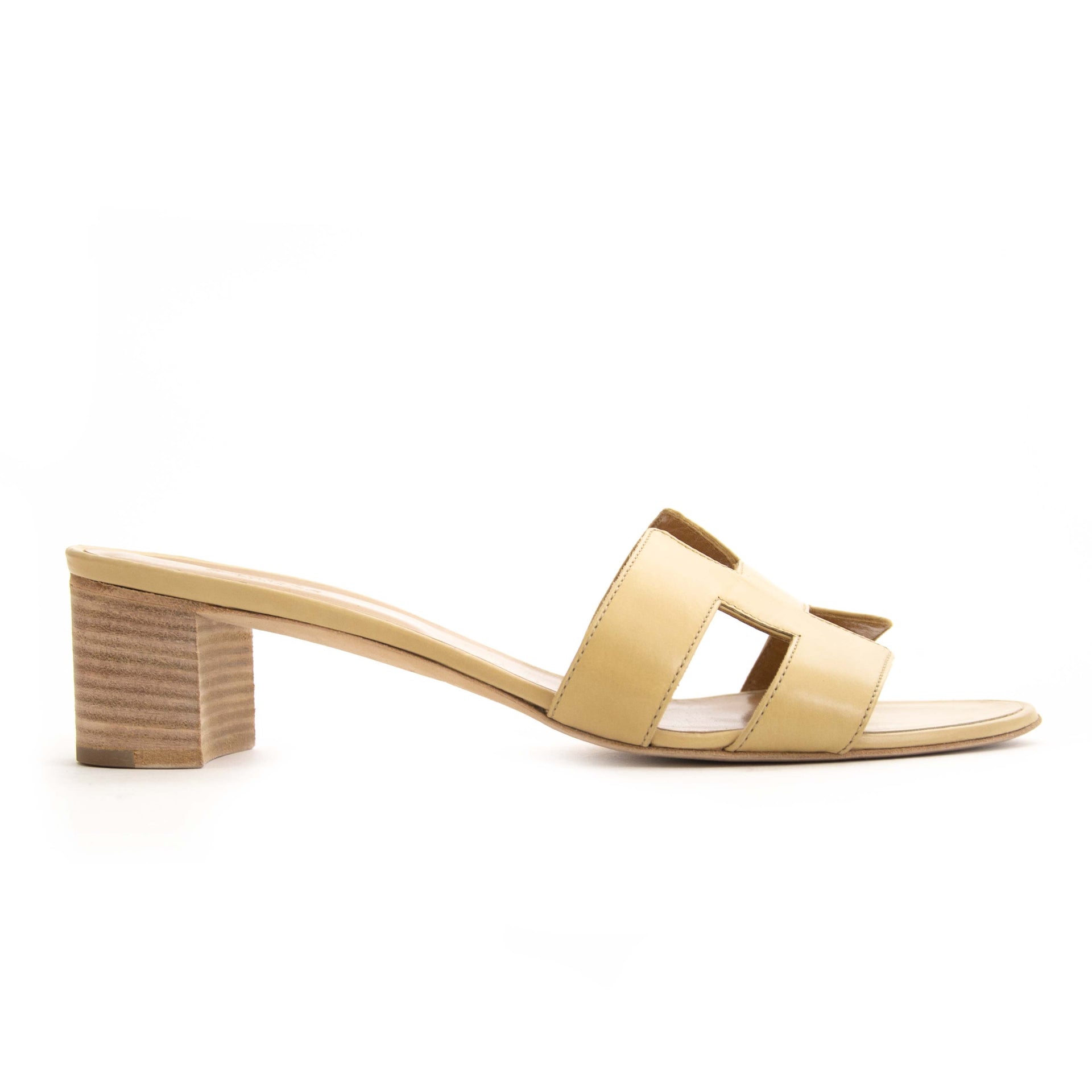 Hermès Oasis Sandals in Beige - Size 41. Buy and sell vintage shoes and fashion accessories at Labellov Antwerp. Koop en verkoop schoenen bij Labellov Antwerpen, webshop en winkel. Betaal veilig en eerlijk. Vente et achat de sac a mains vintage.