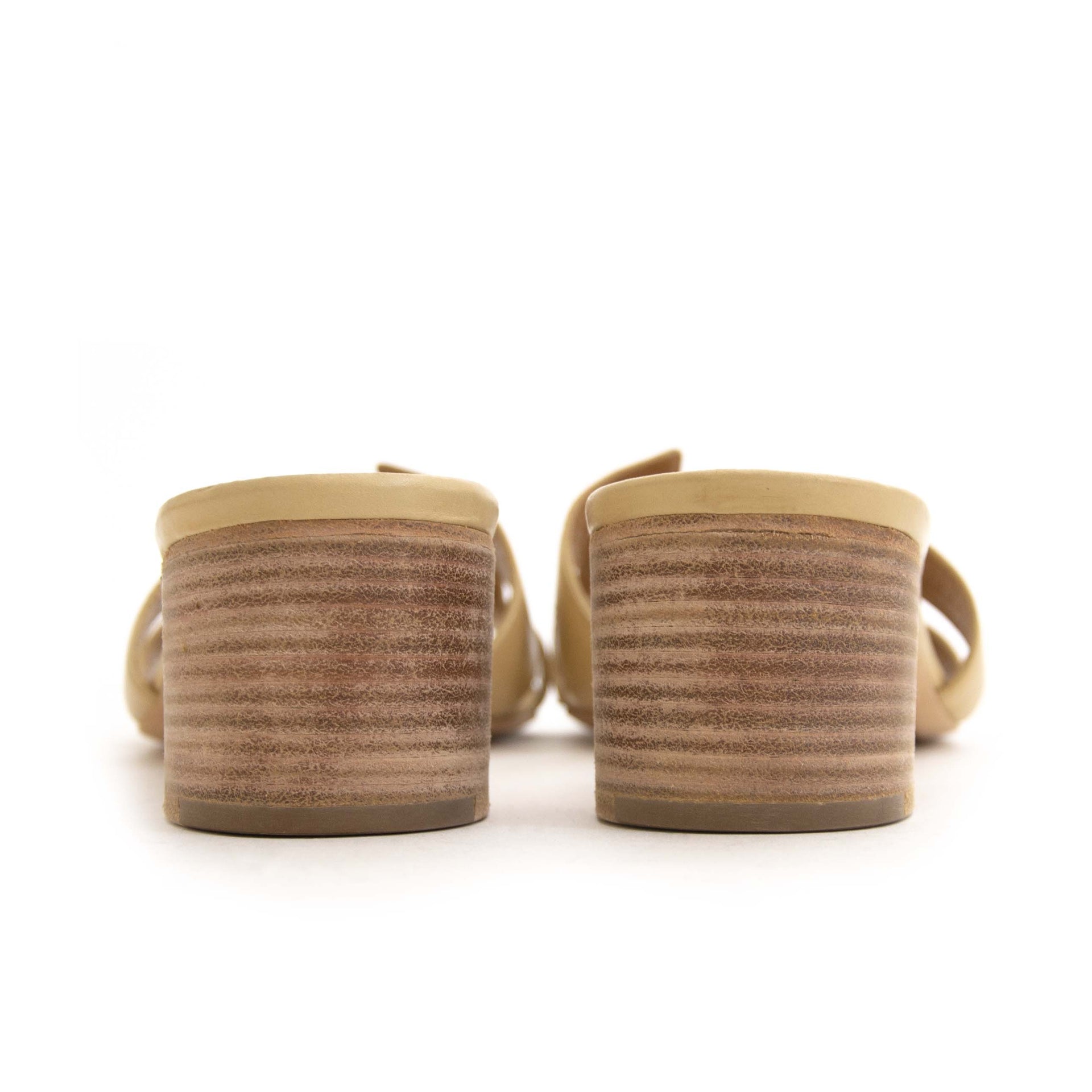 Hermès Oasis Sandals in Beige - Size 41. Buy and sell vintage shoes and fashion accessories at Labellov Antwerp. Koop en verkoop schoenen bij Labellov Antwerpen, webshop en winkel. Betaal veilig en eerlijk. Vente et achat de sac a mains vintage.