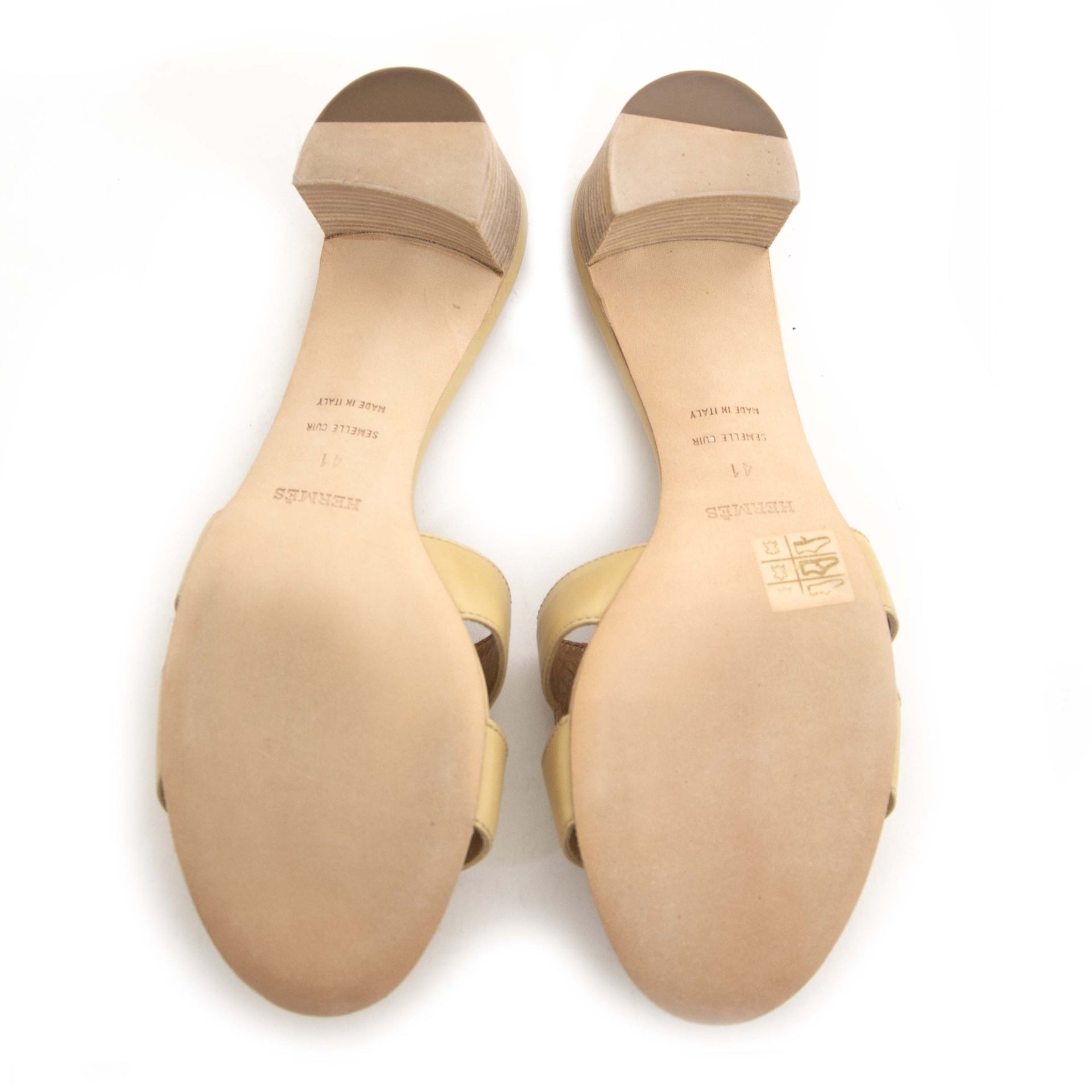 Hermès Oasis Sandals in Beige - Size 41. Buy and sell vintage shoes and fashion accessories at Labellov Antwerp. Koop en verkoop schoenen bij Labellov Antwerpen, webshop en winkel. Betaal veilig en eerlijk. Vente et achat de sac a mains vintage.