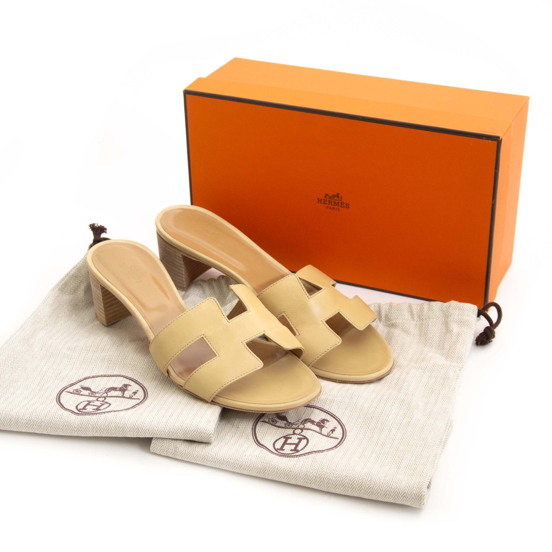 Hermès Oasis Sandals in Beige - Size 41. Buy and sell vintage shoes and fashion accessories at Labellov Antwerp. Koop en verkoop schoenen bij Labellov Antwerpen, webshop en winkel. Betaal veilig en eerlijk. Vente et achat de sac a mains vintage.