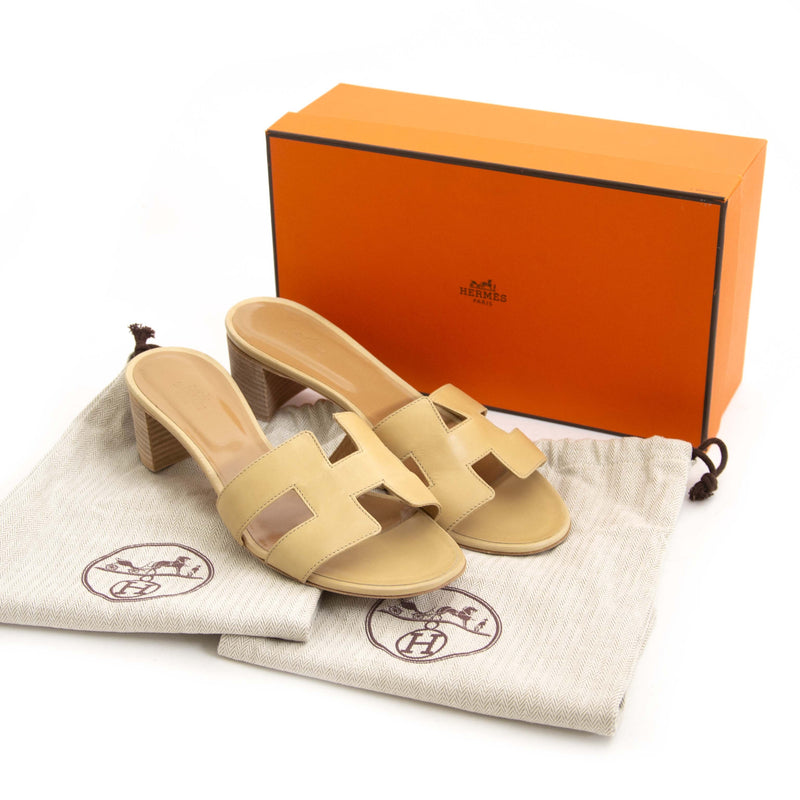 Hermès Oasis Sandals in Beige - Size 41. Buy and sell vintage shoes and fashion accessories at Labellov Antwerp. Koop en verkoop schoenen bij Labellov Antwerpen, webshop en winkel. Betaal veilig en eerlijk. Vente et achat de sac a mains vintage.