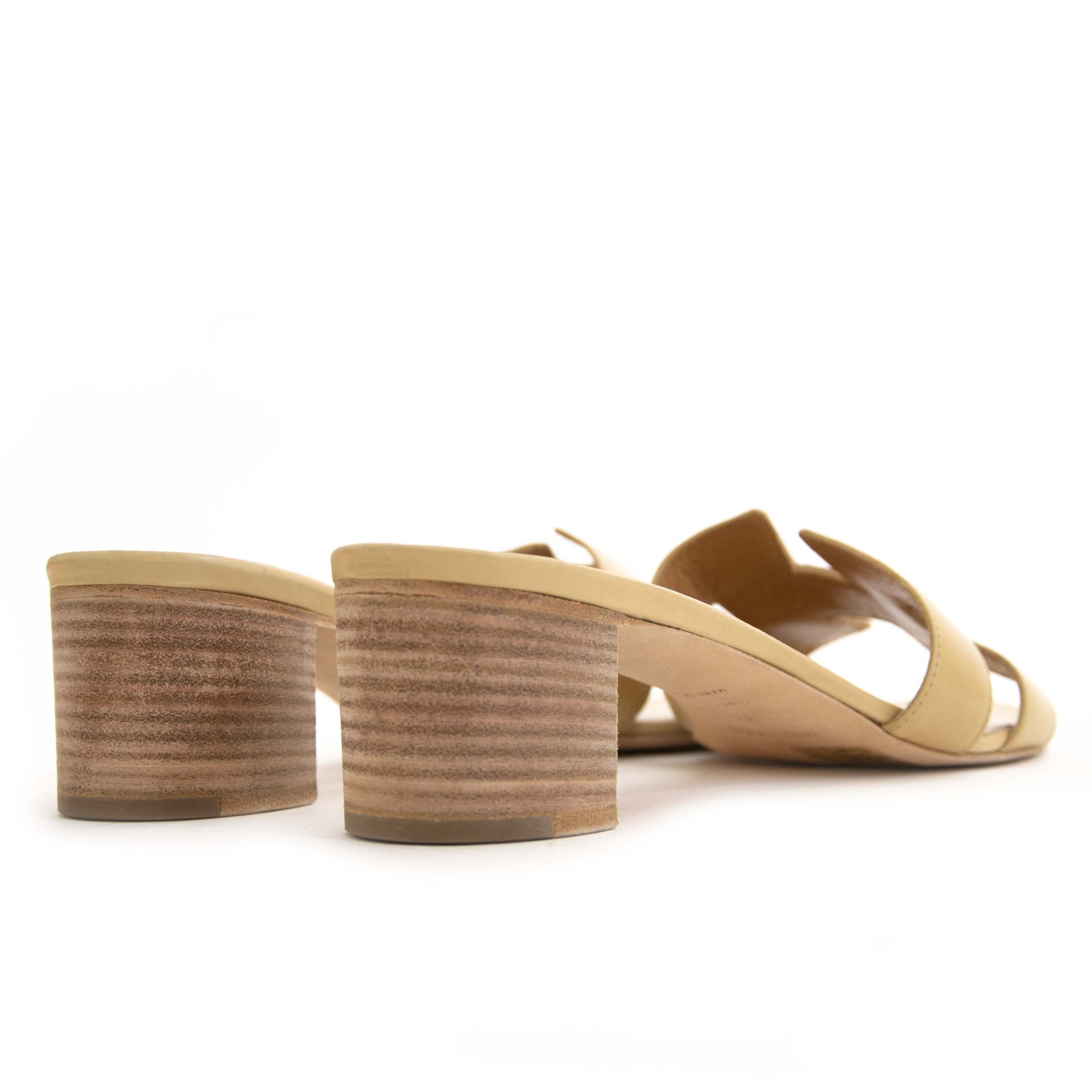 Hermès Oasis Sandals in Beige - Size 41. Buy and sell vintage shoes and fashion accessories at Labellov Antwerp. Koop en verkoop schoenen bij Labellov Antwerpen, webshop en winkel. Betaal veilig en eerlijk. Vente et achat de sac a mains vintage.