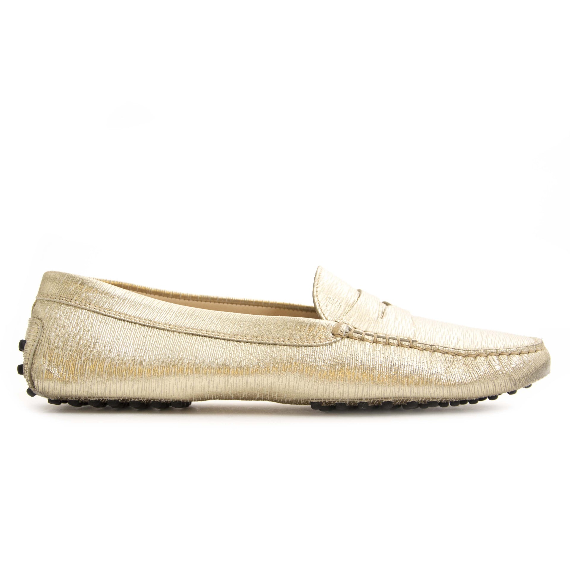 Tod's Metallic Gold Gommino Loafers - Size 41 Buy secondhand Tod's shoes at Labellov. Safe online shopping at a fair price. Koop tweedehands Tod's schoenen bij Labellov. Veilig online winkelen voor een eerlijke prijs.