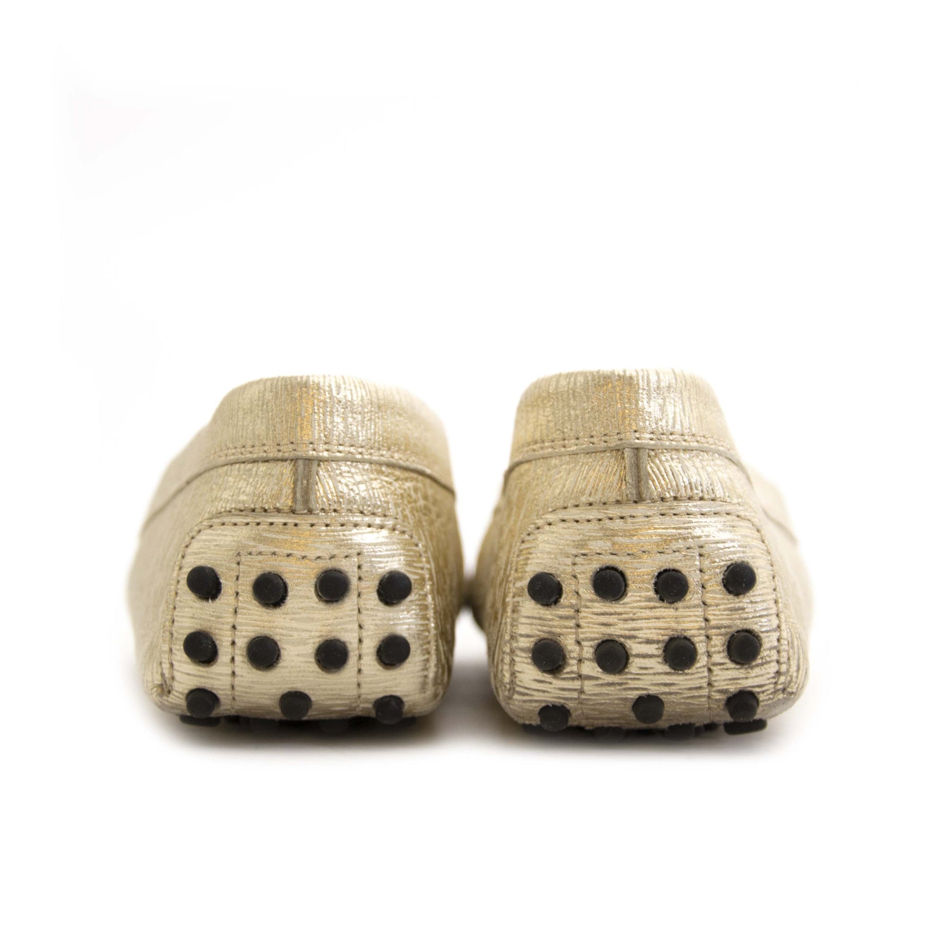 Tod's Metallic Gold Gommino Loafers - Size 41 Buy secondhand Tod's shoes at Labellov. Safe online shopping at a fair price. Koop tweedehands Tod's schoenen bij Labellov. Veilig online winkelen voor een eerlijke prijs.