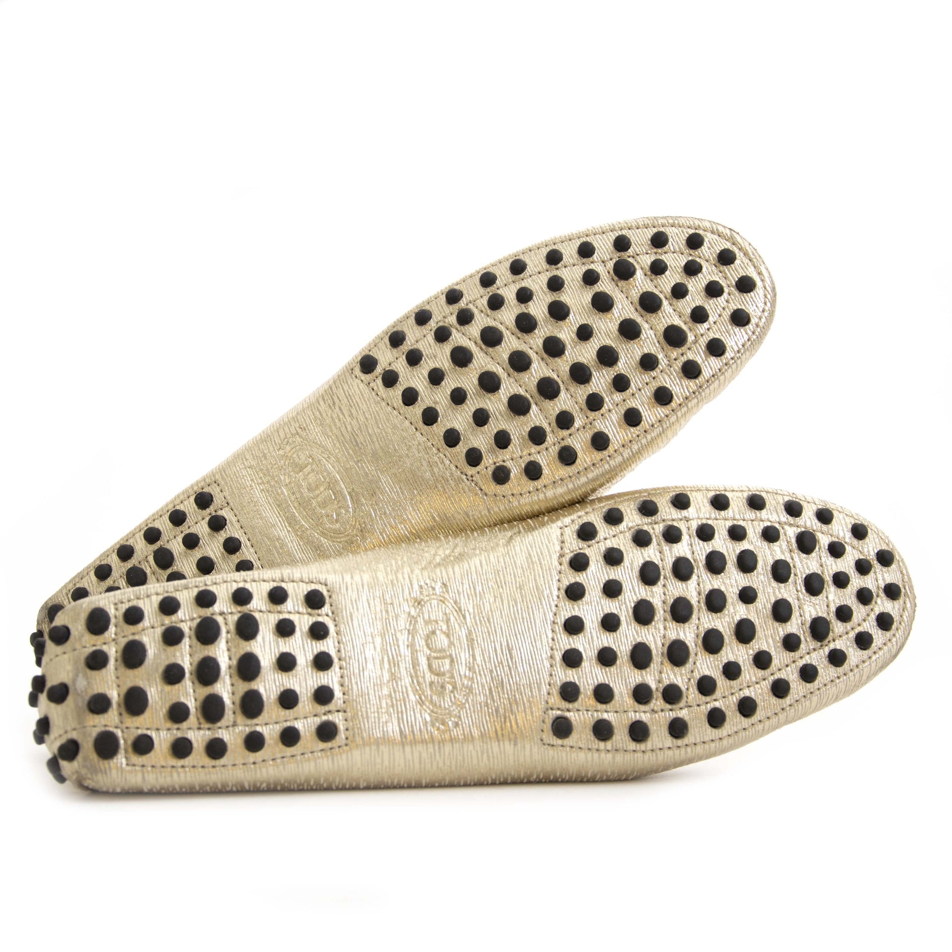 Tod's Metallic Gold Gommino Loafers - Size 41 Buy secondhand Tod's shoes at Labellov. Safe online shopping at a fair price. Koop tweedehands Tod's schoenen bij Labellov. Veilig online winkelen voor een eerlijke prijs.