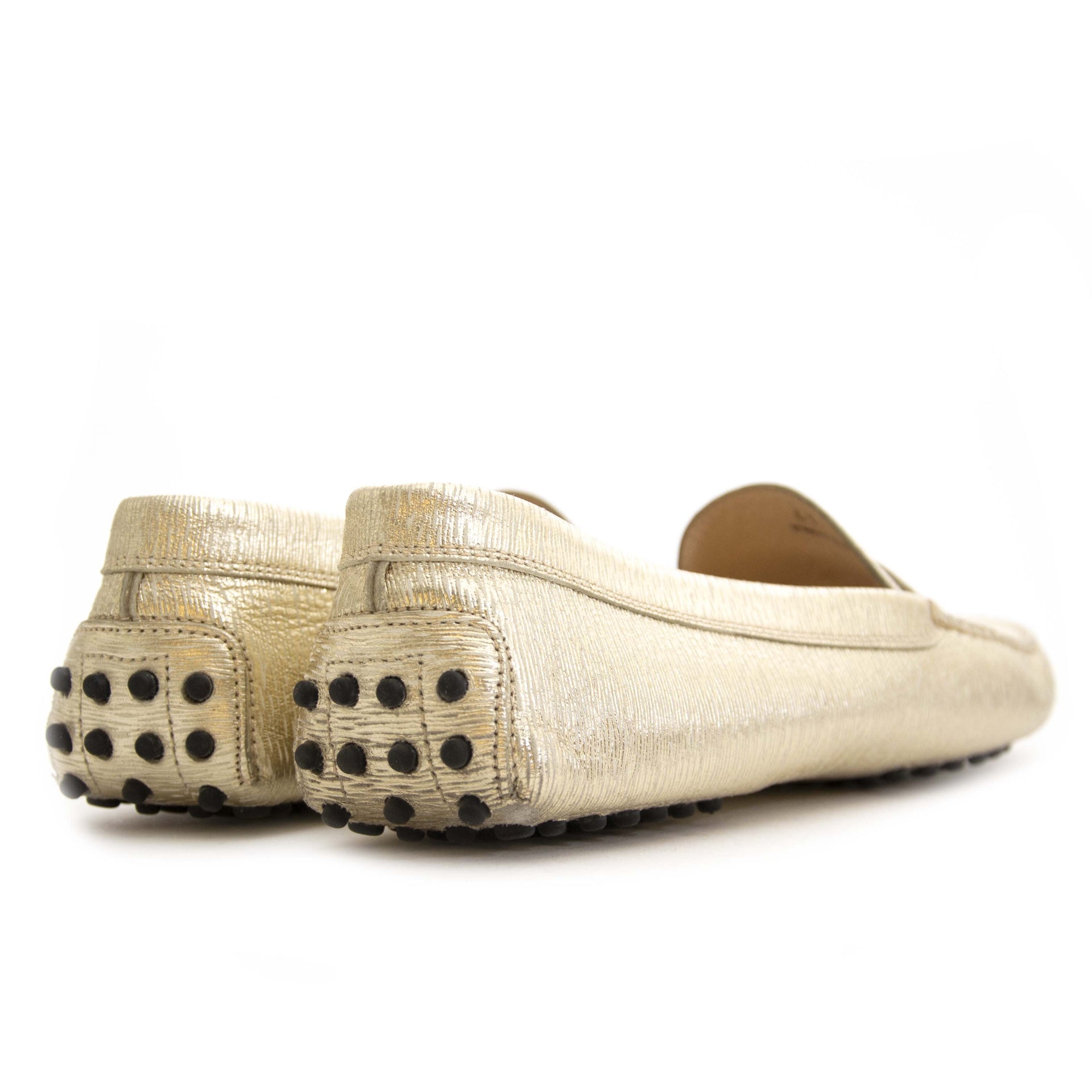 Tod's Metallic Gold Gommino Loafers - Size 41 Buy secondhand Tod's shoes at Labellov. Safe online shopping at a fair price. Koop tweedehands Tod's schoenen bij Labellov. Veilig online winkelen voor een eerlijke prijs.