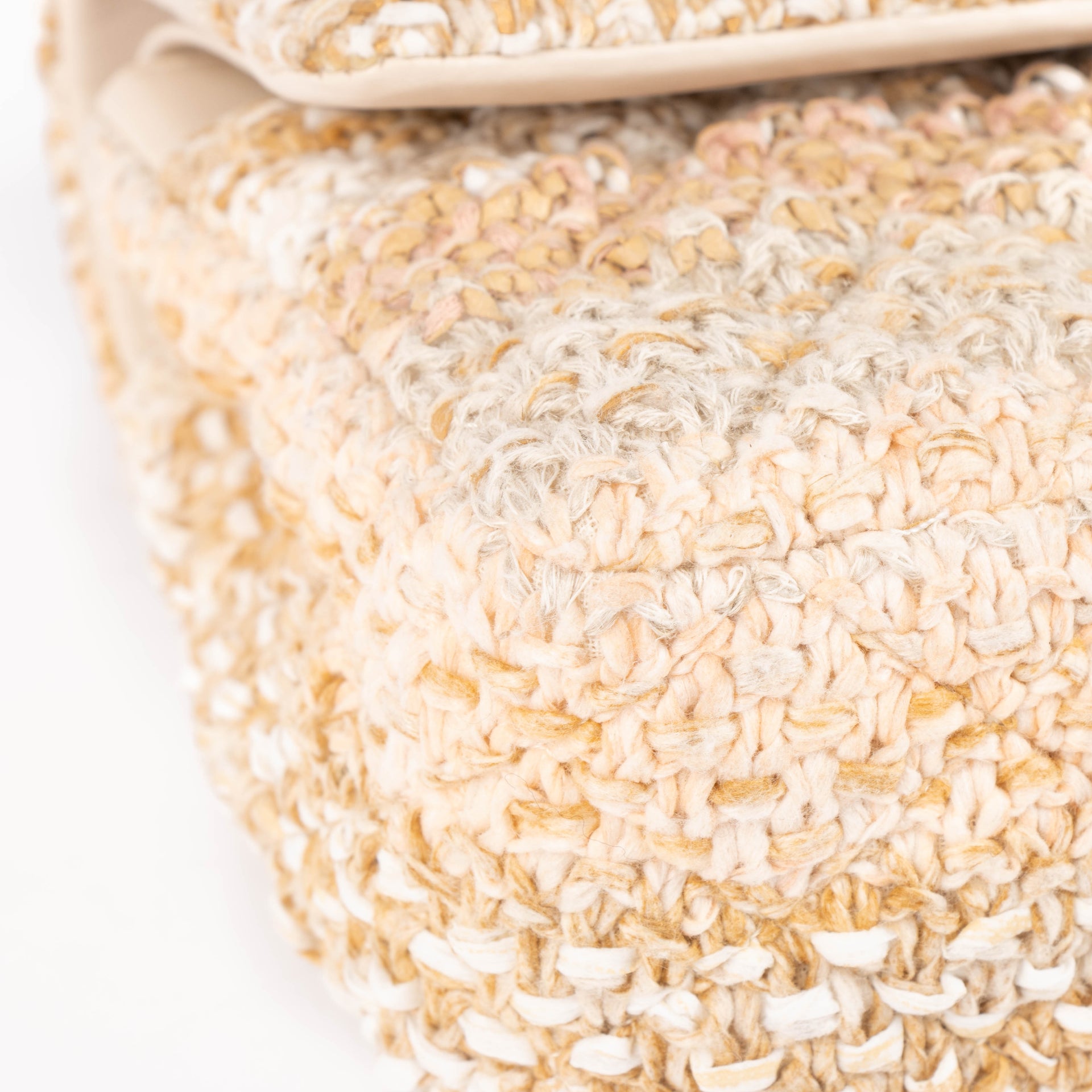 Sac Chanel Classique 11.12 en tweed beige, taille moyenne