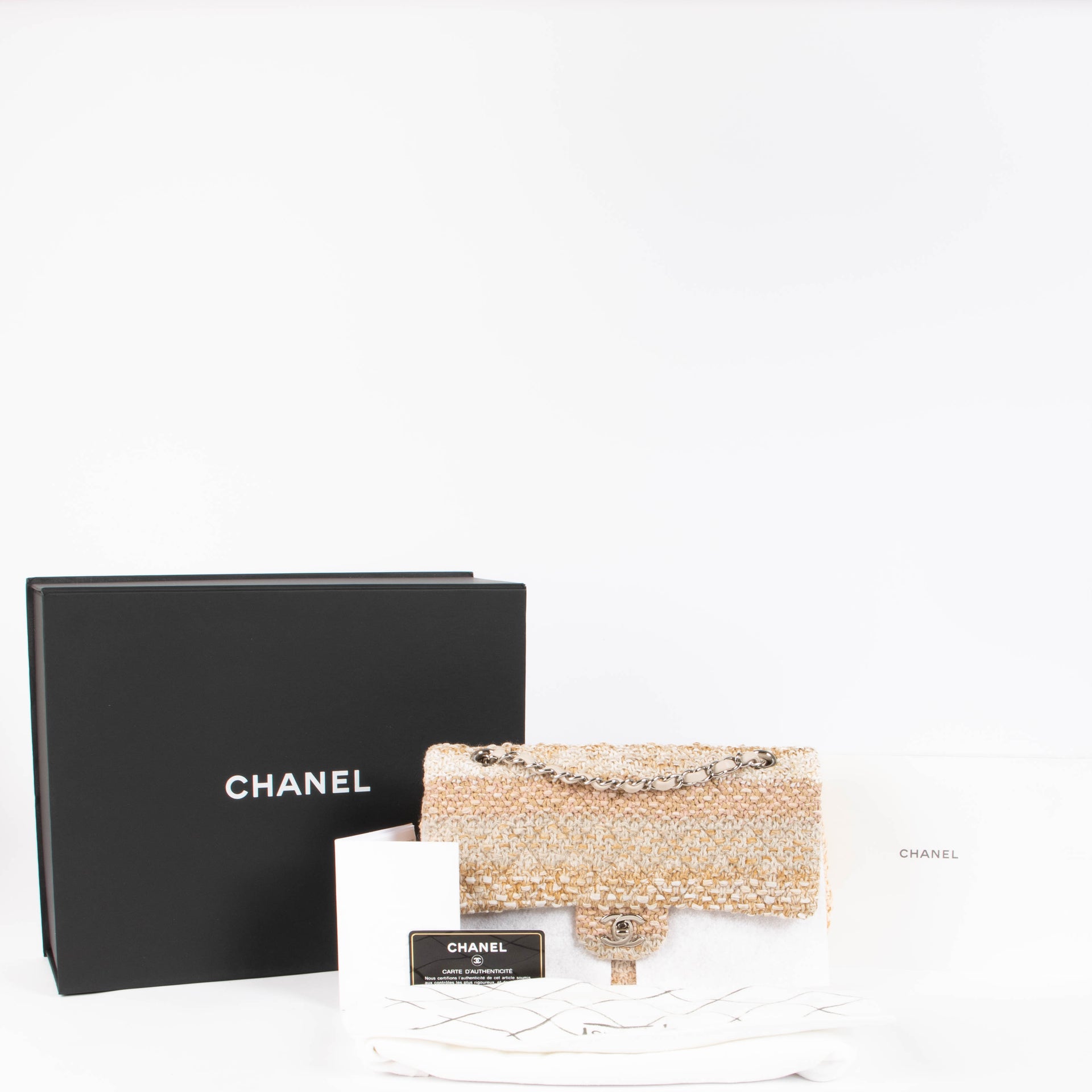 Sac Chanel Classique 11.12 en tweed beige, taille moyenne
