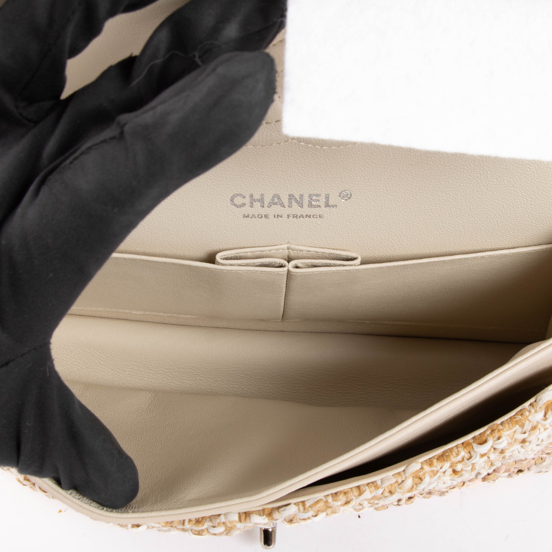 Sac Chanel Classique 11.12 en tweed beige, taille moyenne