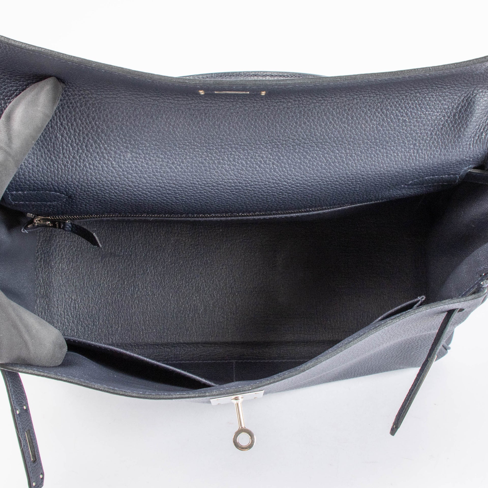 Shop the authentic Hermes Kelly 32 Bleu Nuit PHW second hand on Labellov.com
