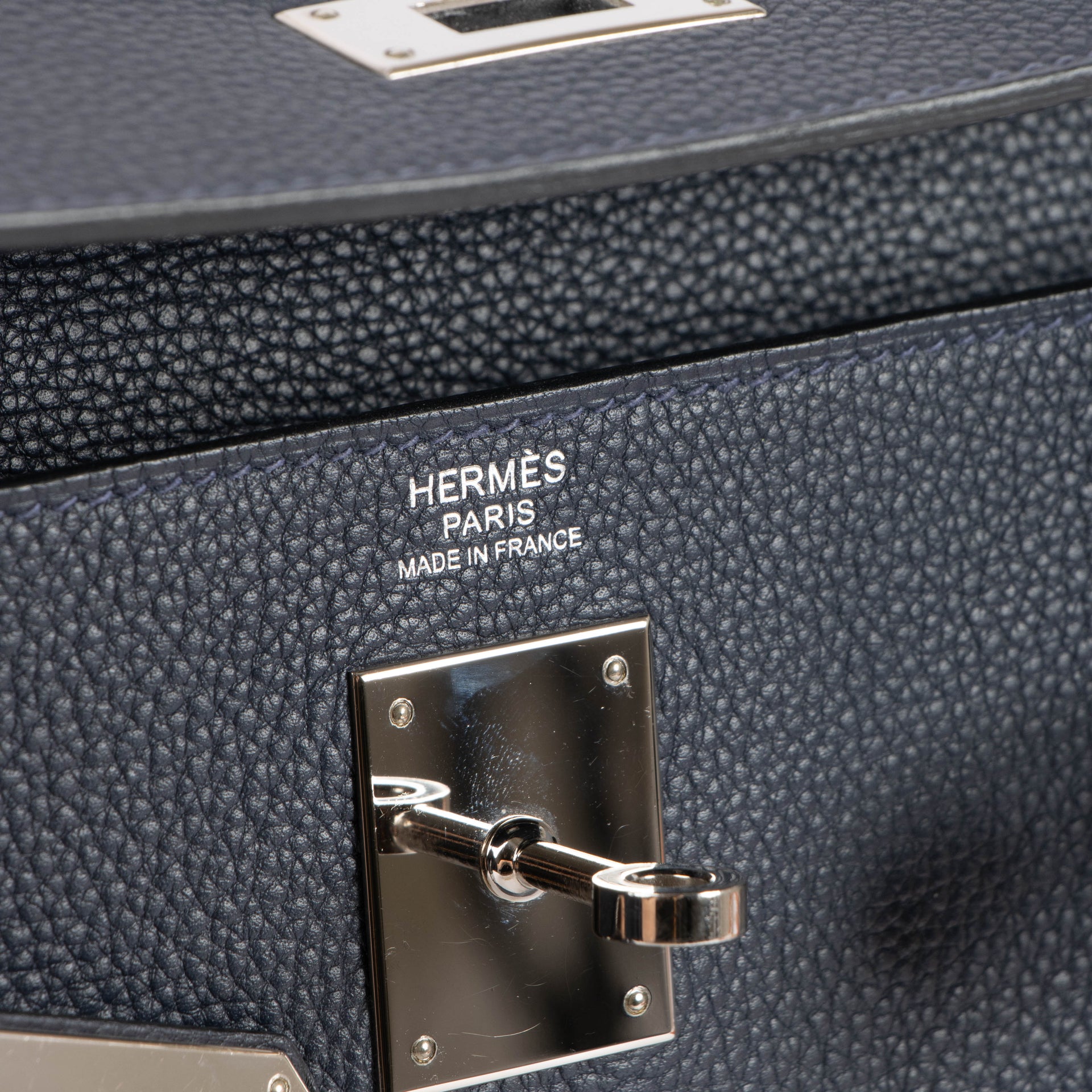 Shop the authentic Hermes Kelly 32 Bleu Nuit PHW second hand on Labellov.com