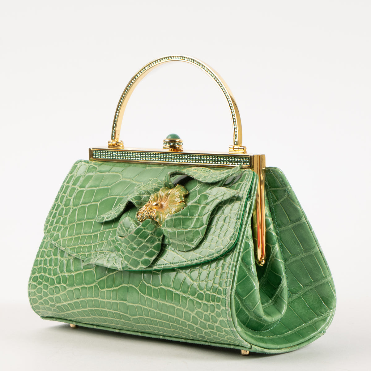 Shop this authentic Judith Leiber Green Shiny Alligator Frame Clutch Pre-Loved on Labellov.com