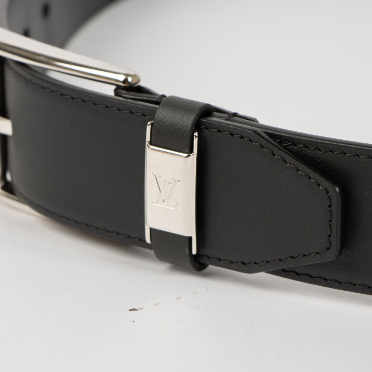 Shop the authentic Louis Vuitton Black LV City Pin 35mm Belt second hand on Labellov.com!