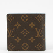 Shop the authentic Louis Vuitton Monogram Macro Wallet second hand on Labellov.com!