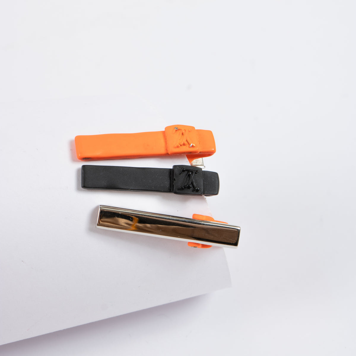 Shop the Louis Vuitton Set of 3 Clips and 3 Pins second hand on Labellov.com!
