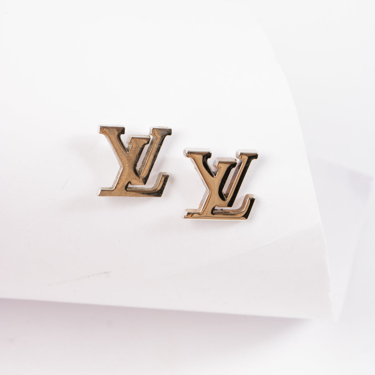 Shop the Louis Vuitton Set of 3 Clips and 3 Pins second hand on Labellov.com!
