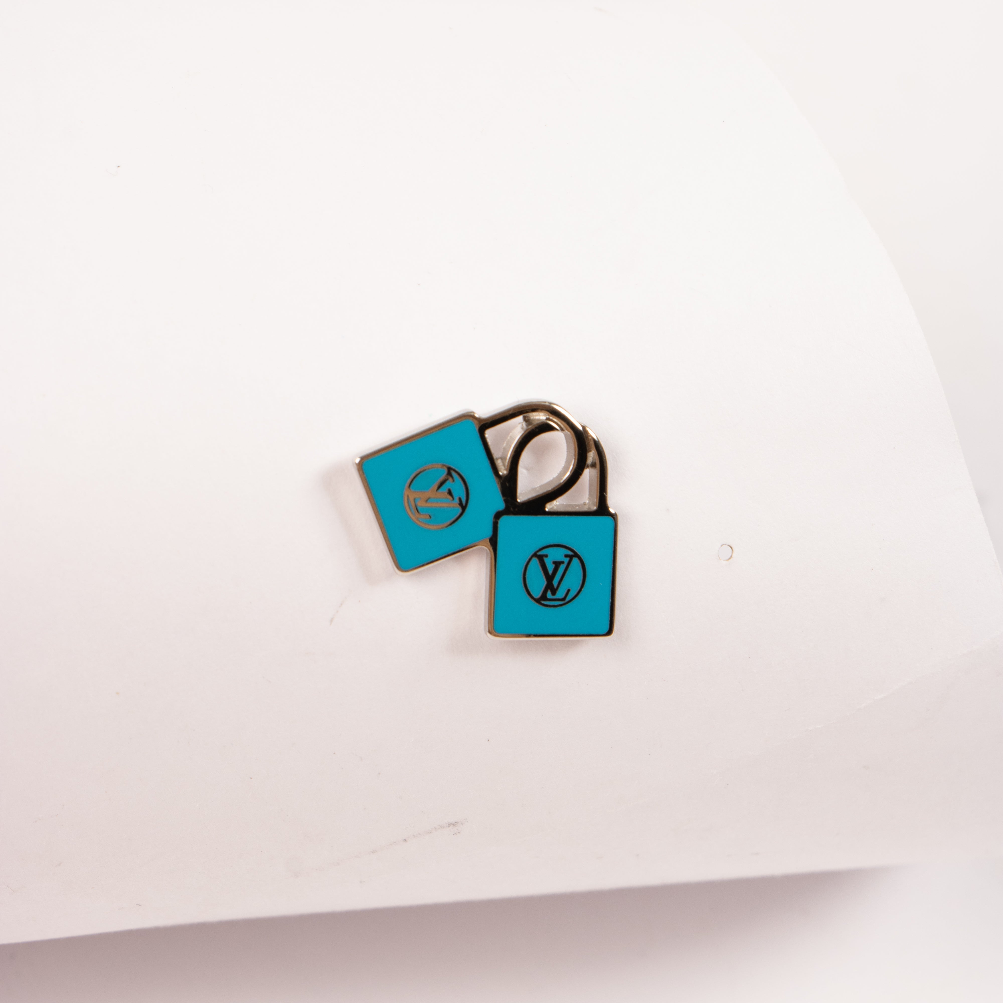 Louis Vuitton Set of 3 Clips and 3 Pins – Labellov