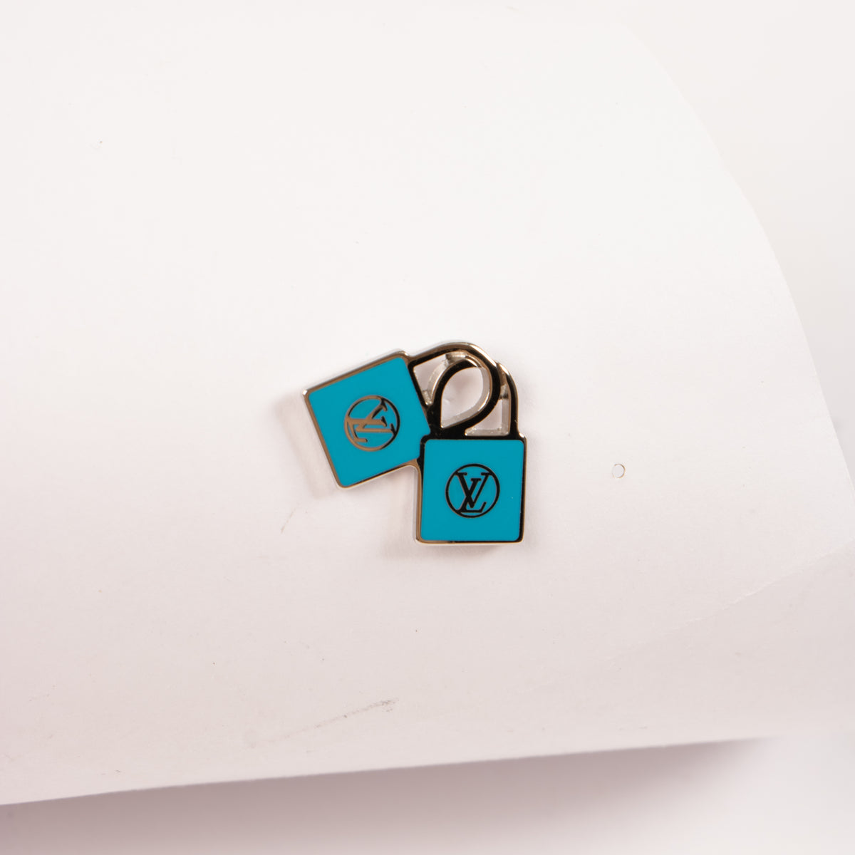 Shop the Louis Vuitton Set of 3 Clips and 3 Pins second hand on Labellov.com!
