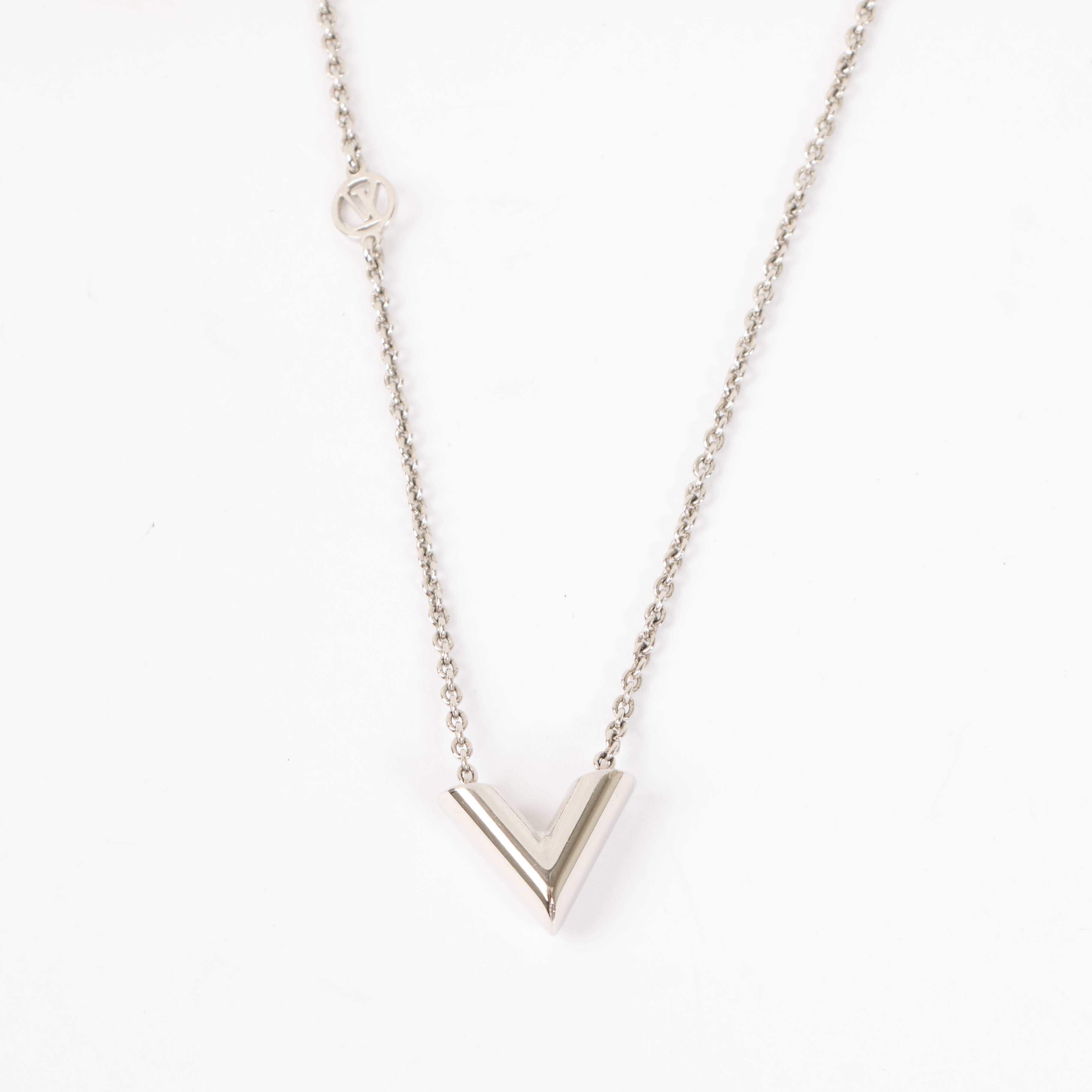 Louis Vuitton Silver Essential V Necklace – Labellov