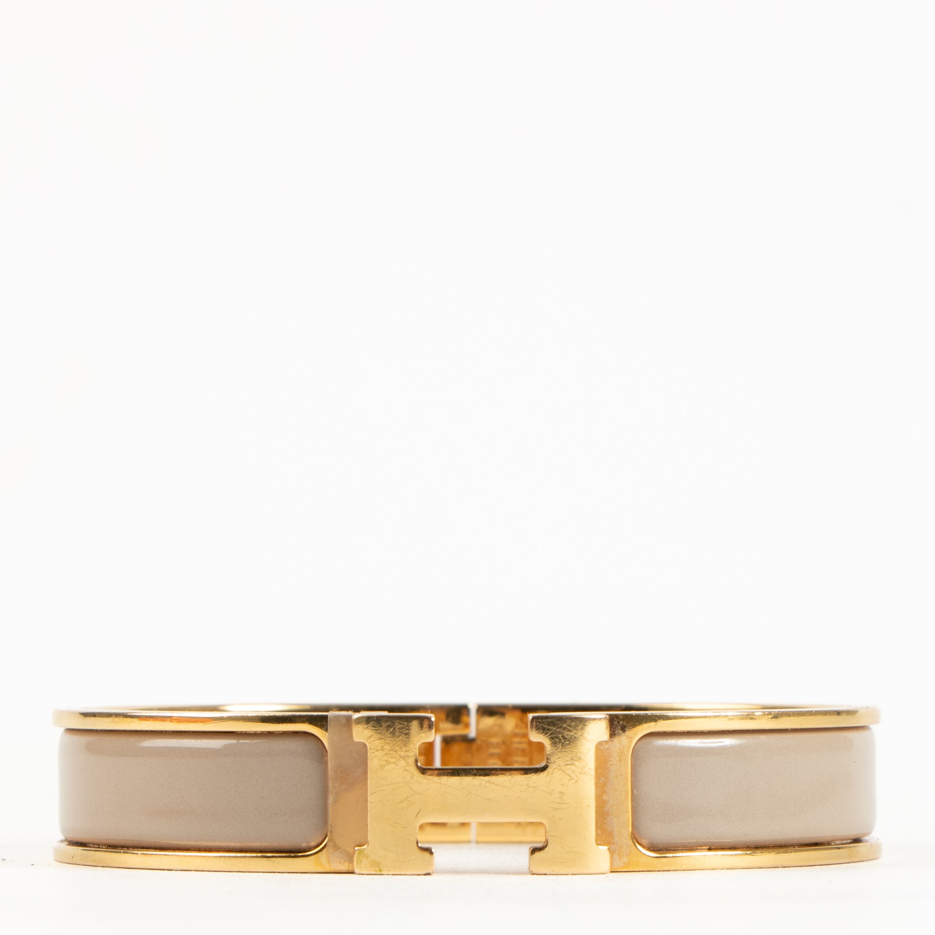 Shop the authentic Hermès Marron Glacé Clic H Bracelet on Labellov.com !