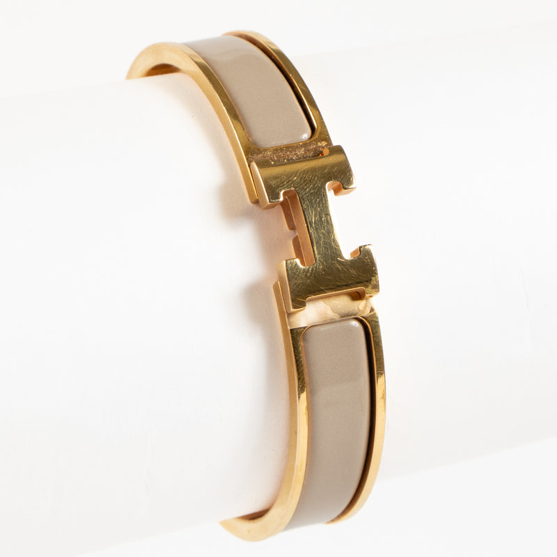 Shop the authentic Hermès Marron Glacé Clic H Bracelet on Labellov.com !