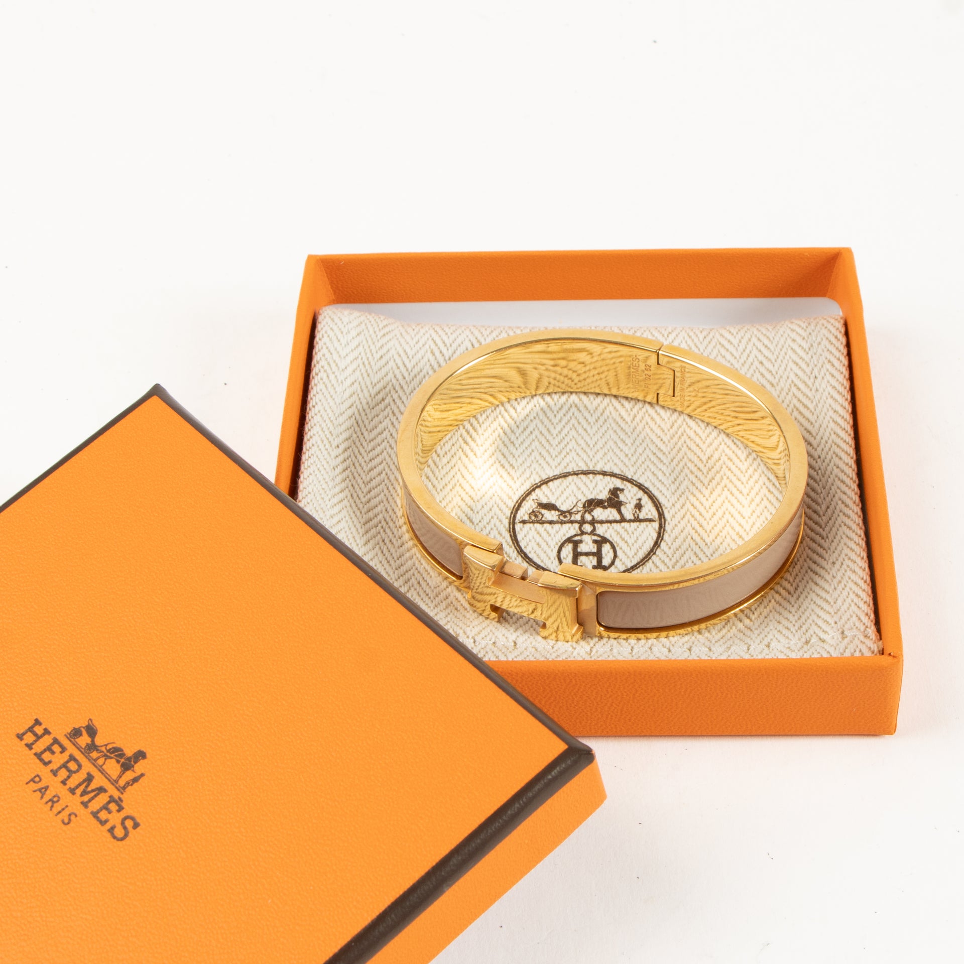 Shop the authentic Hermès Marron Glacé Clic H Bracelet on Labellov.com !