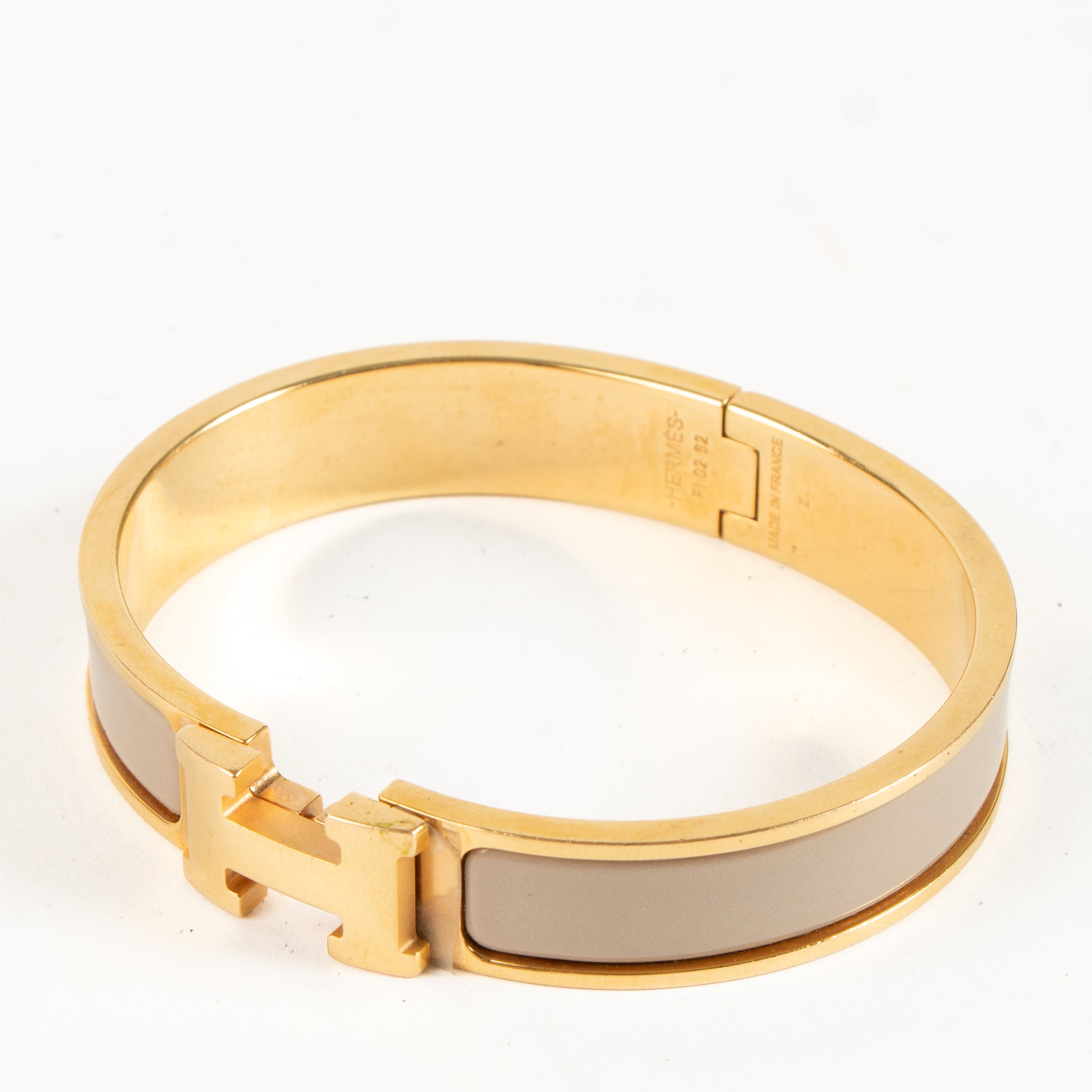 Shop the authentic Hermès Marron Glacé Clic H Bracelet on Labellov.com !