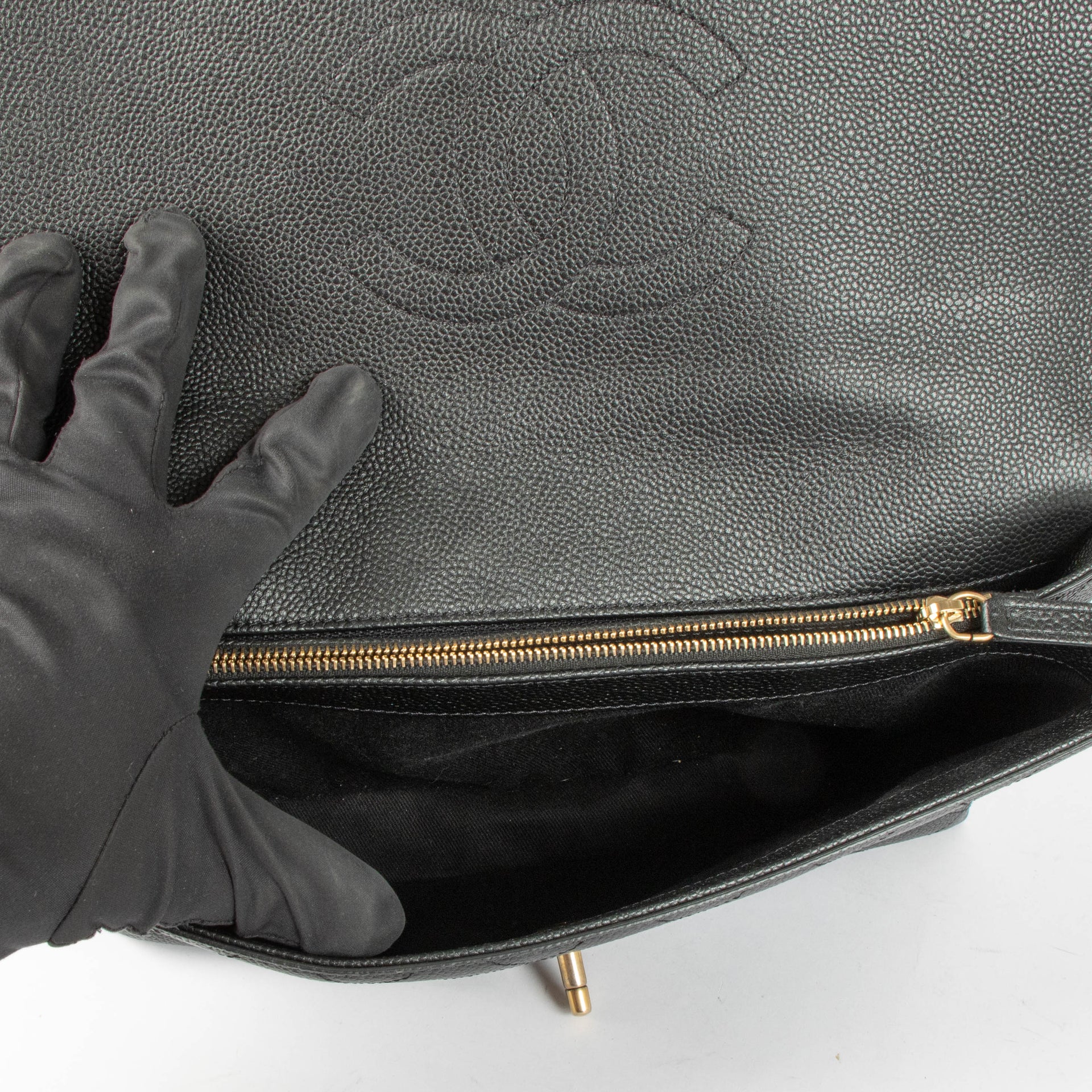 Shop the authentic Chanel Black Medium Chic Affinity Flap Crossbody Bag second hand on Labellov.com