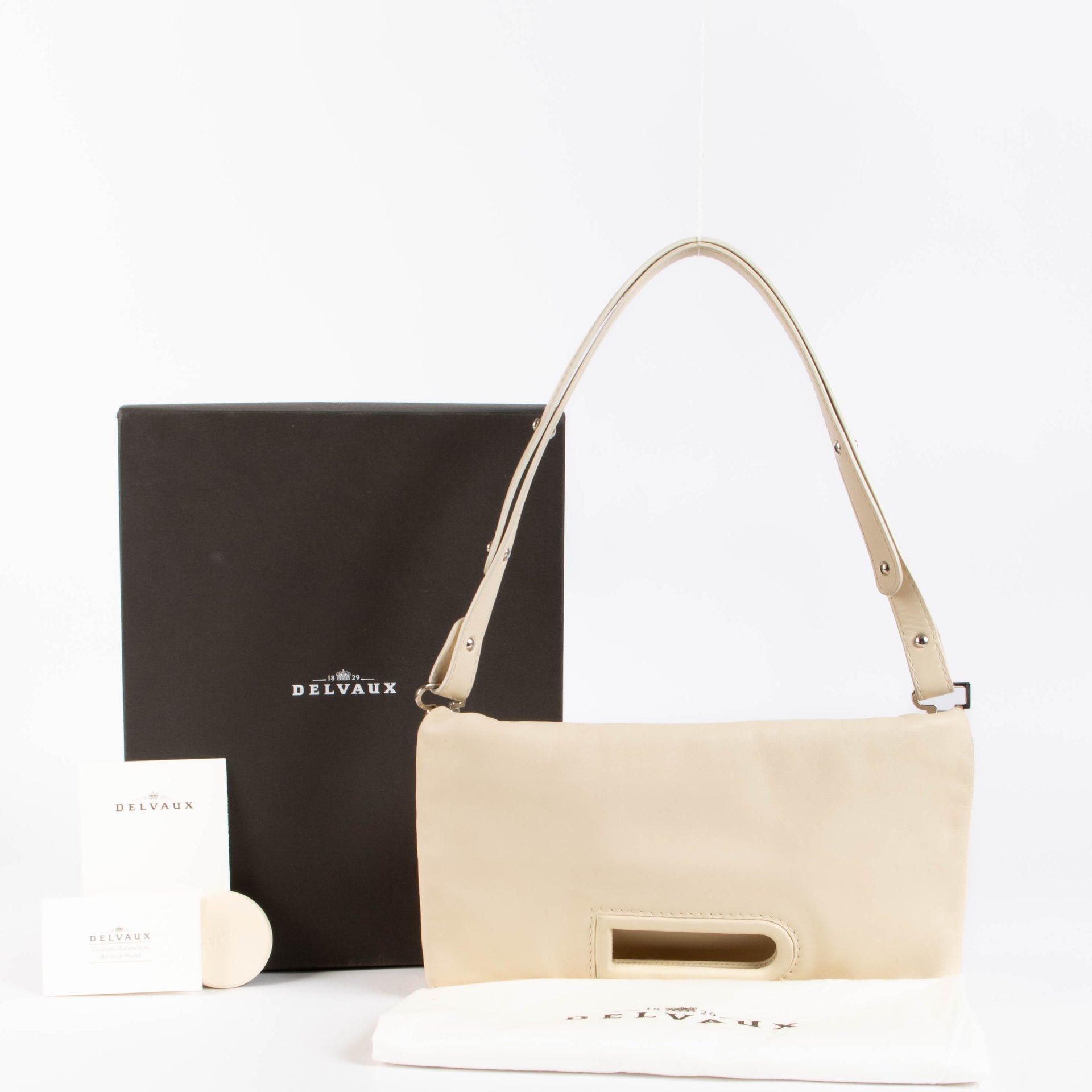 Shop this authentic Delvaux Ivory Destrier Souple Ame Libre Shoulder bag pre-loved on labellov.com 