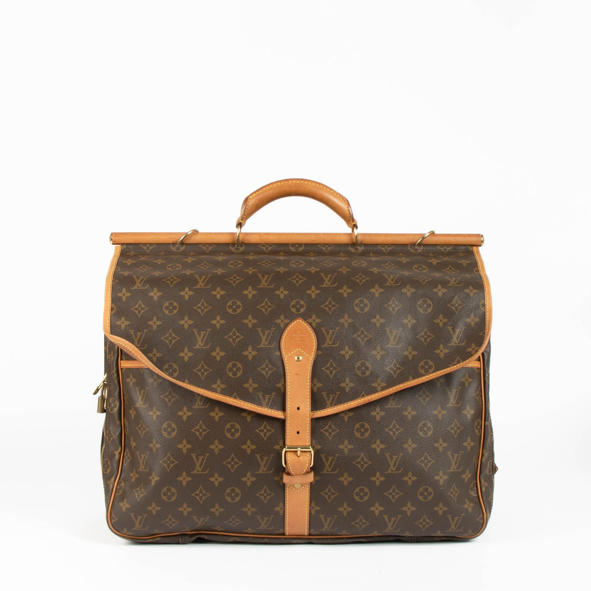 Shop the authentic Louis Vuitton Monogram Sac Chasse second hand on Labellov.com