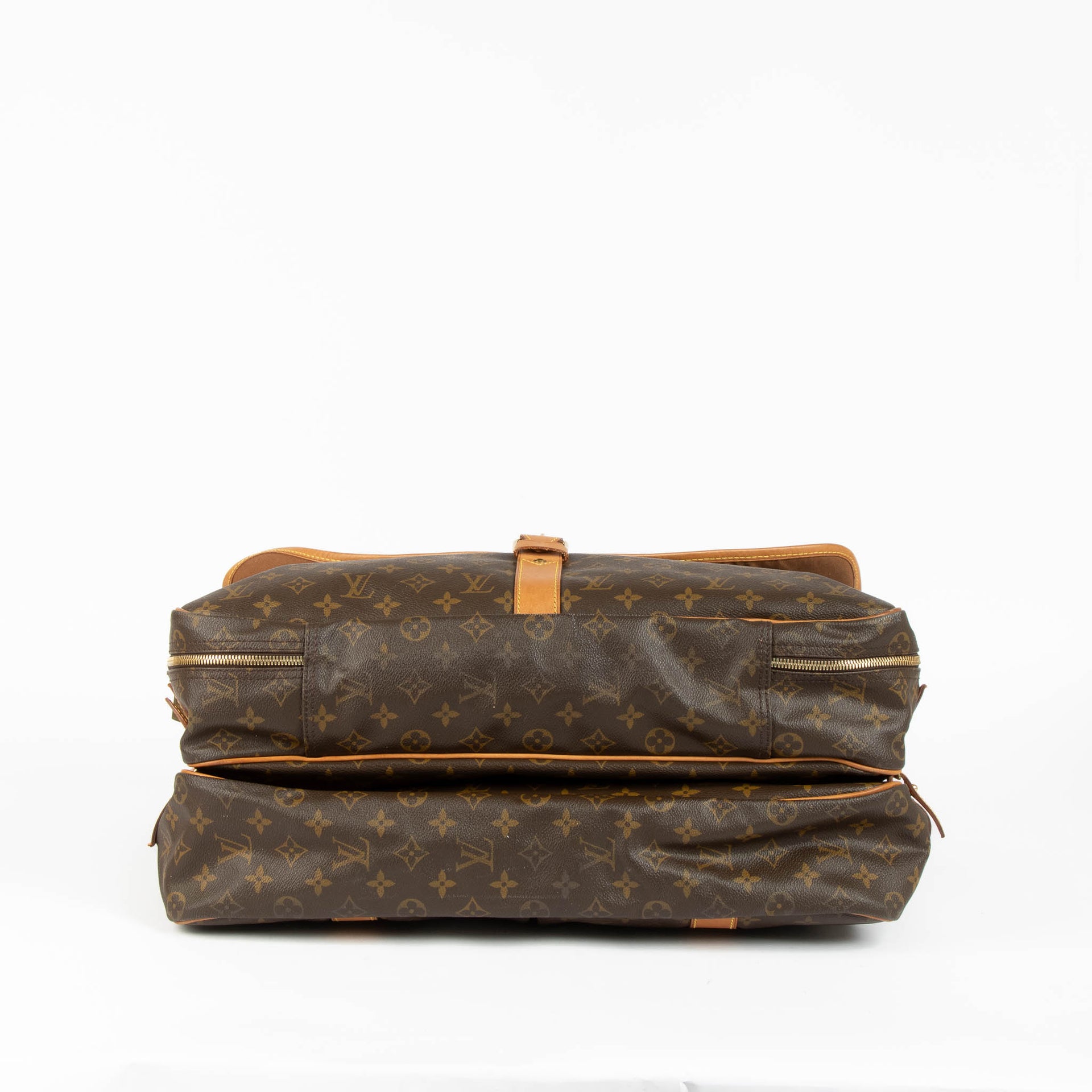 Shop the authentic Louis Vuitton Monogram Sac Chasse second hand on Labellov.com