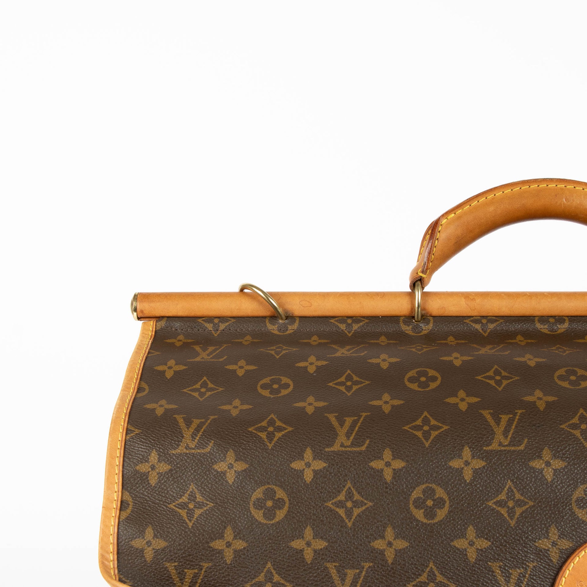 Shop the authentic Louis Vuitton Monogram Sac Chasse second hand on Labellov.com