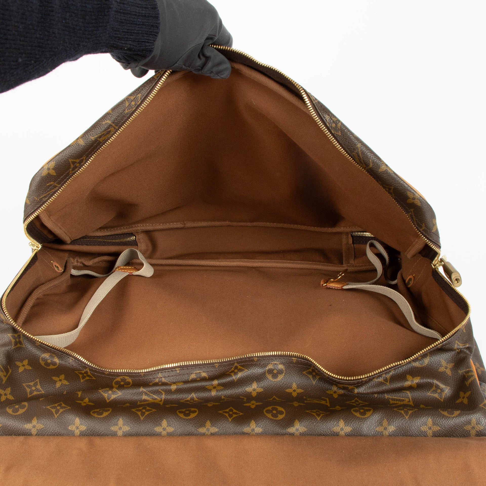Shop the authentic Louis Vuitton Monogram Sac Chasse second hand on Labellov.com