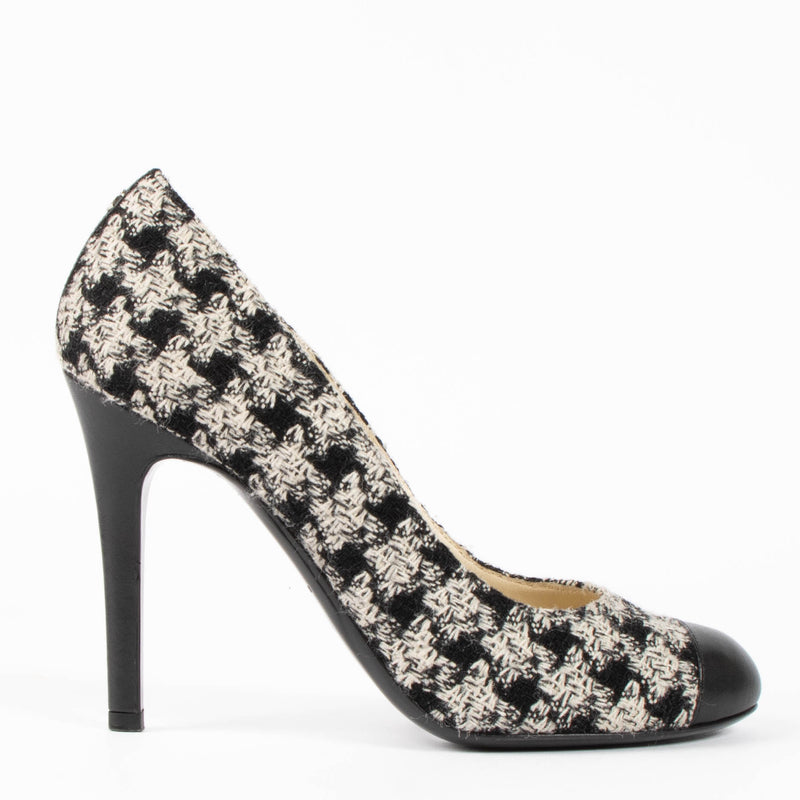 Chanel Black & White Tweed Pumps - Size 38,5